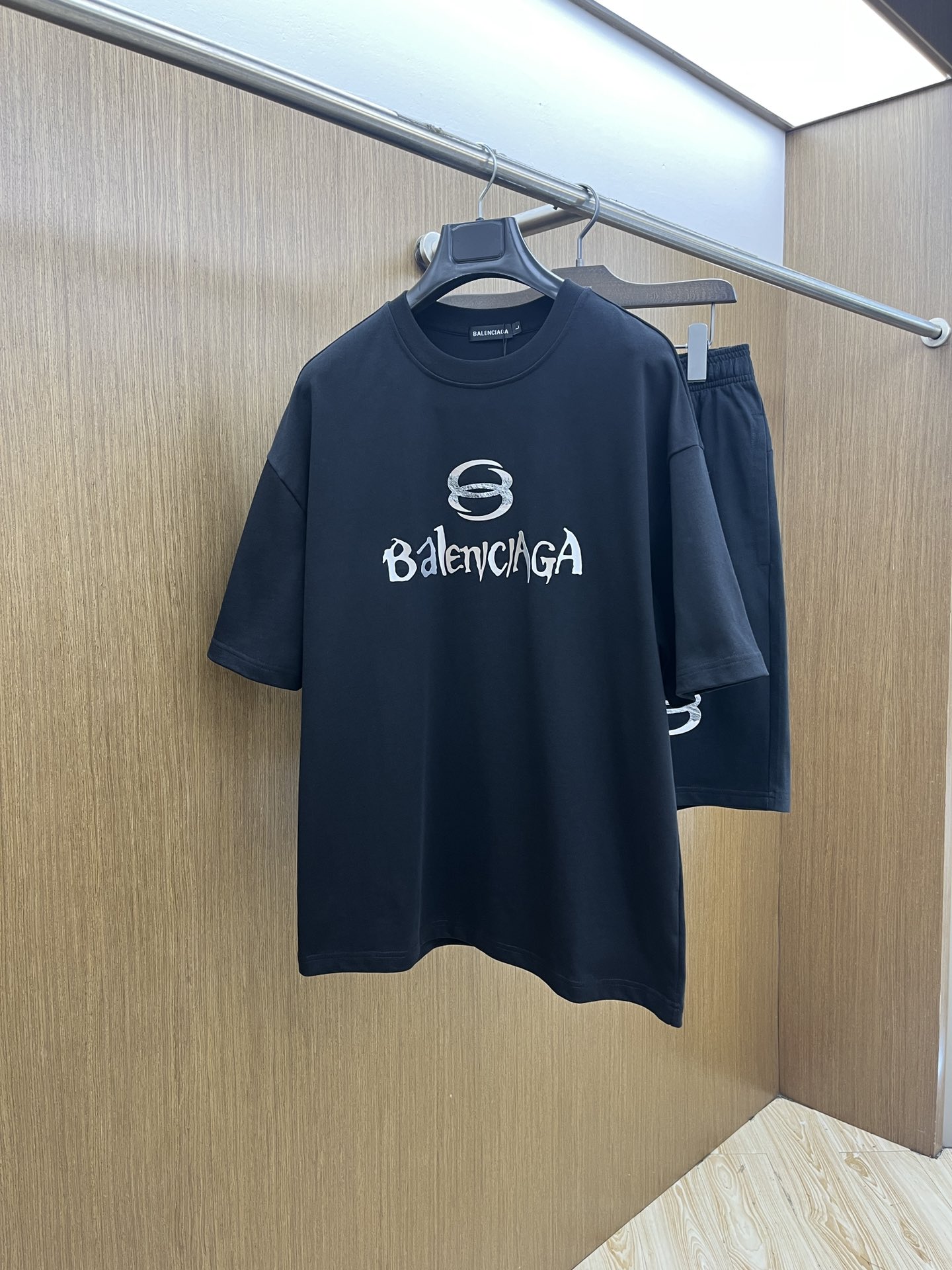 NO:460916,New/set BBG Spring and Summer latest casual shorts short sleeve suit, men and women's styles, with few channels for trading companies, and they are on sale on the official website at the same time!  Basically, it will have its back every season, and I look forward to the performances of all trendy men and women!  This model is made of top-grade pure cotton washing water materials!  It is hard to pick on whether it is skin-friendly or breathable when worn in close-fitting!  The upper body looks very white and supports the complexion of the skin!  Loose style cut, fls can easily match their own fashionable and high-end outfits, size M-2XL, shorts, T-shirt, alexander wang19860909新款/套 BBG 春夏最新款休闲短裤短袖套装,男女款 贸易公司渠道稀出,同步官网发售！基本每一季都会有它的背影所在,期待着所有潮男潮女们的演绎！此款选用客供顶级纯棉洗水材质打造！贴身穿着亲肤感与透气性都无法挑剔！上身非常的显白承托肤色！宽松版型裁剪,fls无论男女皆可轻松搭配出属于自我的时尚高级穿搭 尺码M-2XL,,shorts,T-shirt,alexander wang,Men's clothing