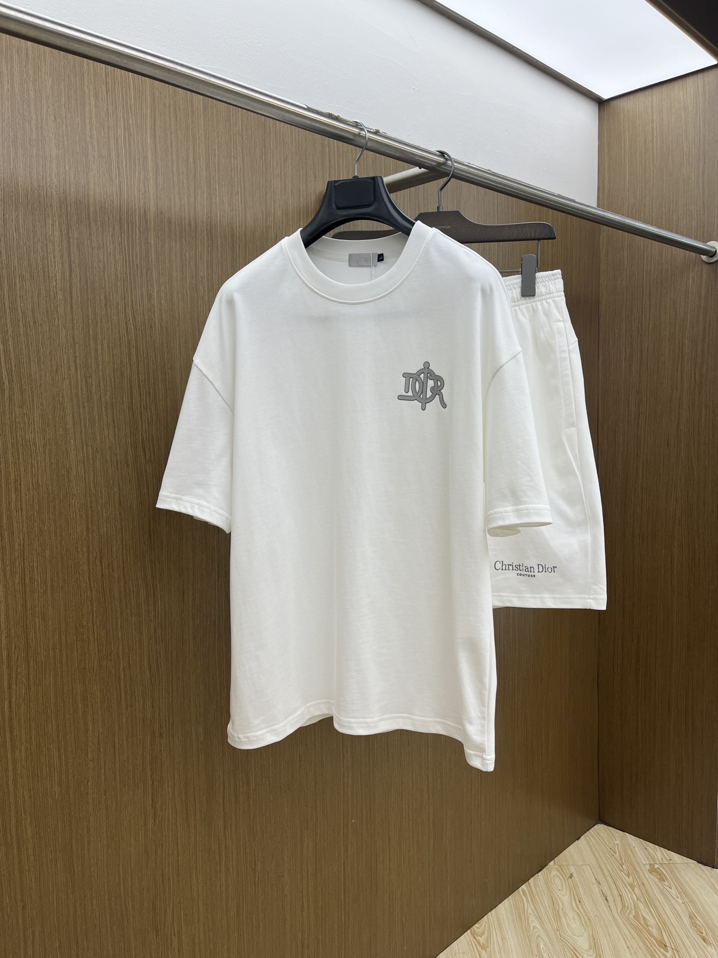 新款/套 CD 🔥春夏最新款休闲短裤短袖套装，男女款👫 贸易公司渠道稀出，同步官网发售！基本每一季都会有