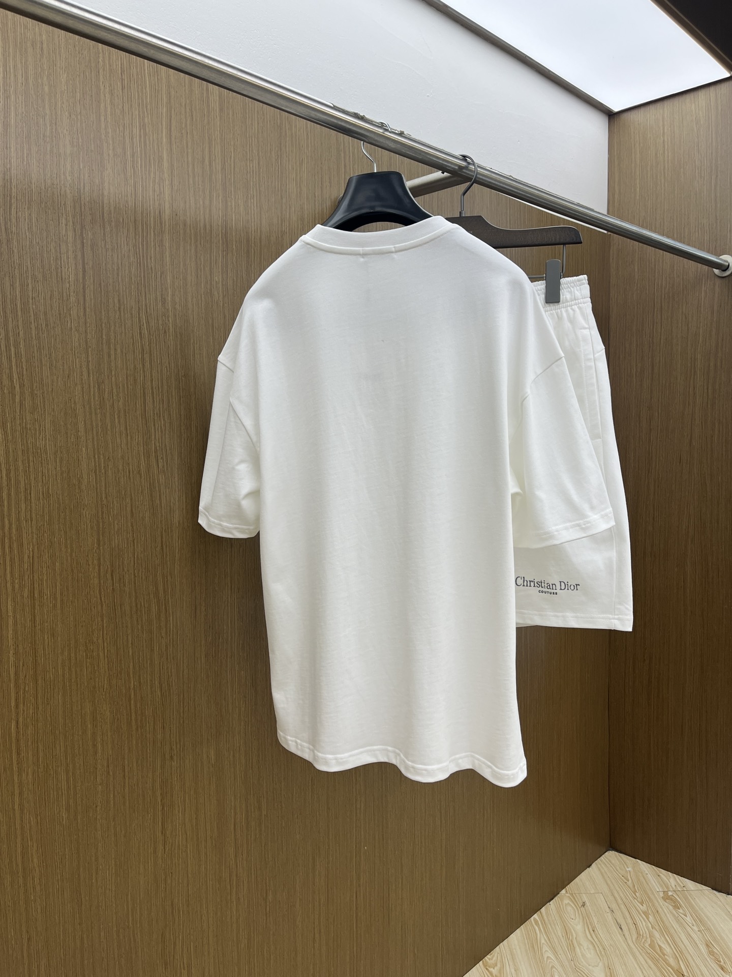 新款/套 CD 🔥春夏最新款休闲短裤短袖套装，男女款👫 贸易公司渠道稀出，同步官网发售！基本每一季都会有