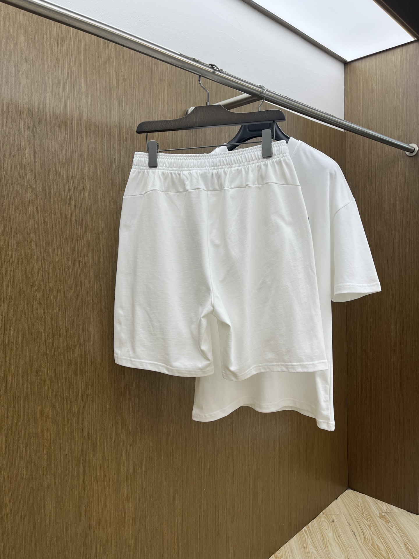 新款/套 CD 🔥春夏最新款休闲短裤短袖套装，男女款👫 贸易公司渠道稀出，同步官网发售！基本每一季都会有