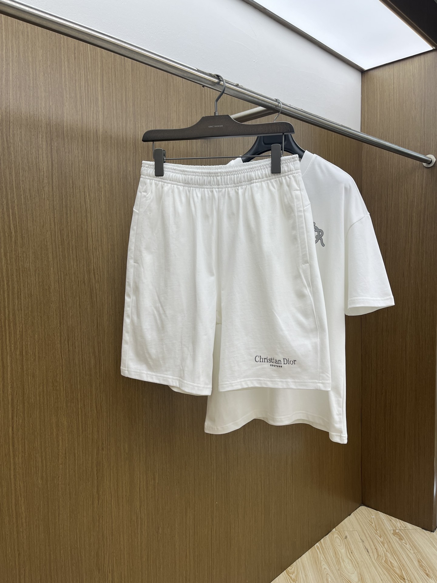 新款/套 CD 🔥春夏最新款休闲短裤短袖套装，男女款👫 贸易公司渠道稀出，同步官网发售！基本每一季都会有