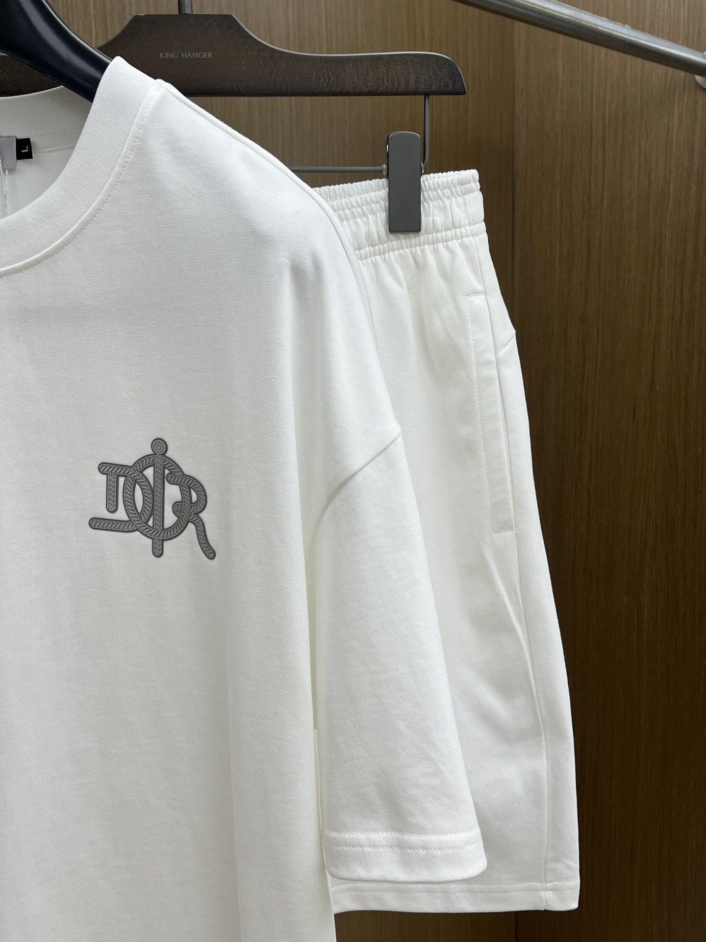 新款/套 CD 🔥春夏最新款休闲短裤短袖套装，男女款👫 贸易公司渠道稀出，同步官网发售！基本每一季都会有