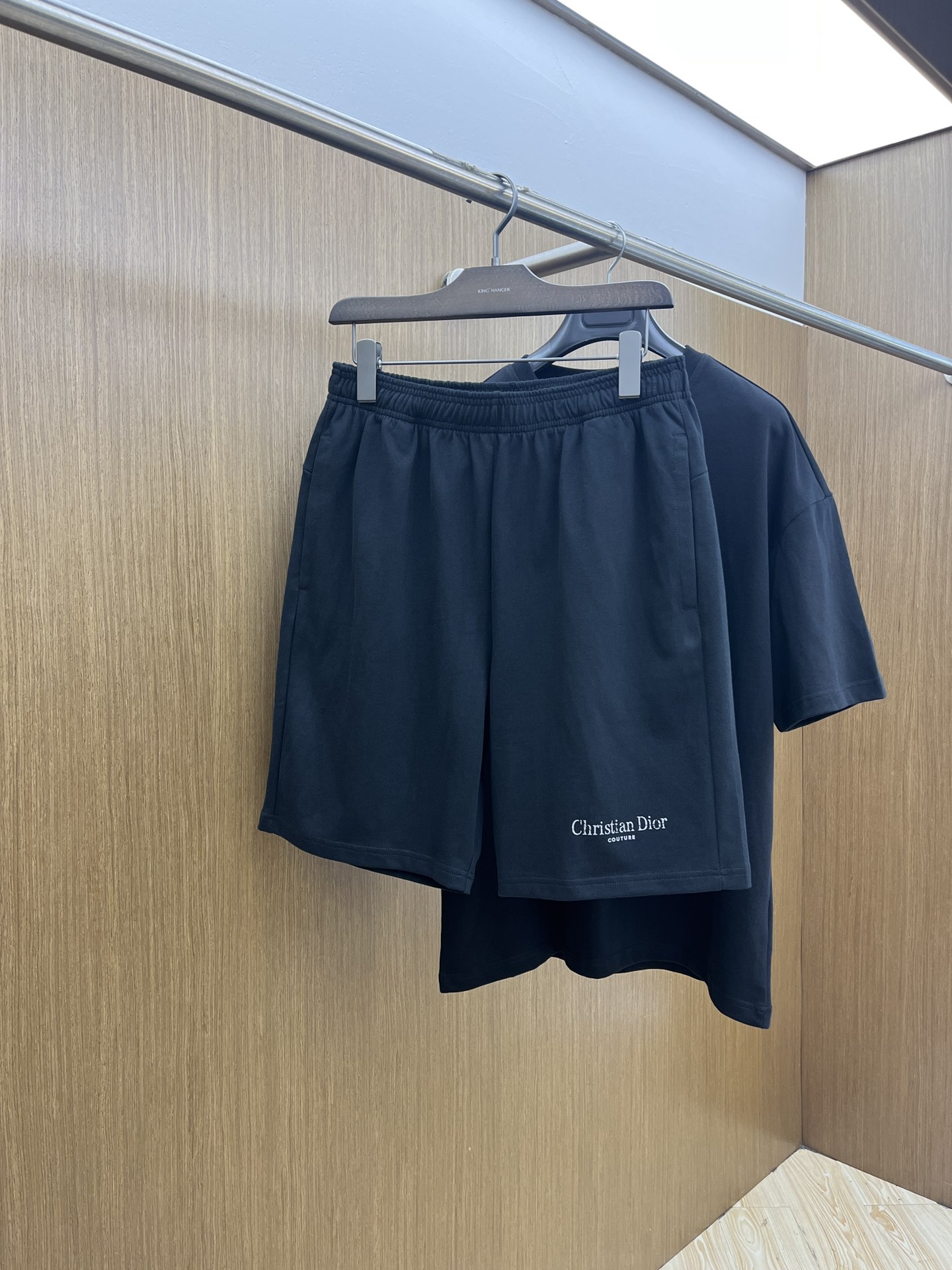 新款/套 CD 🔥春夏最新款休闲短裤短袖套装，男女款👫 贸易公司渠道稀出，同步官网发售！基本每一季都会有