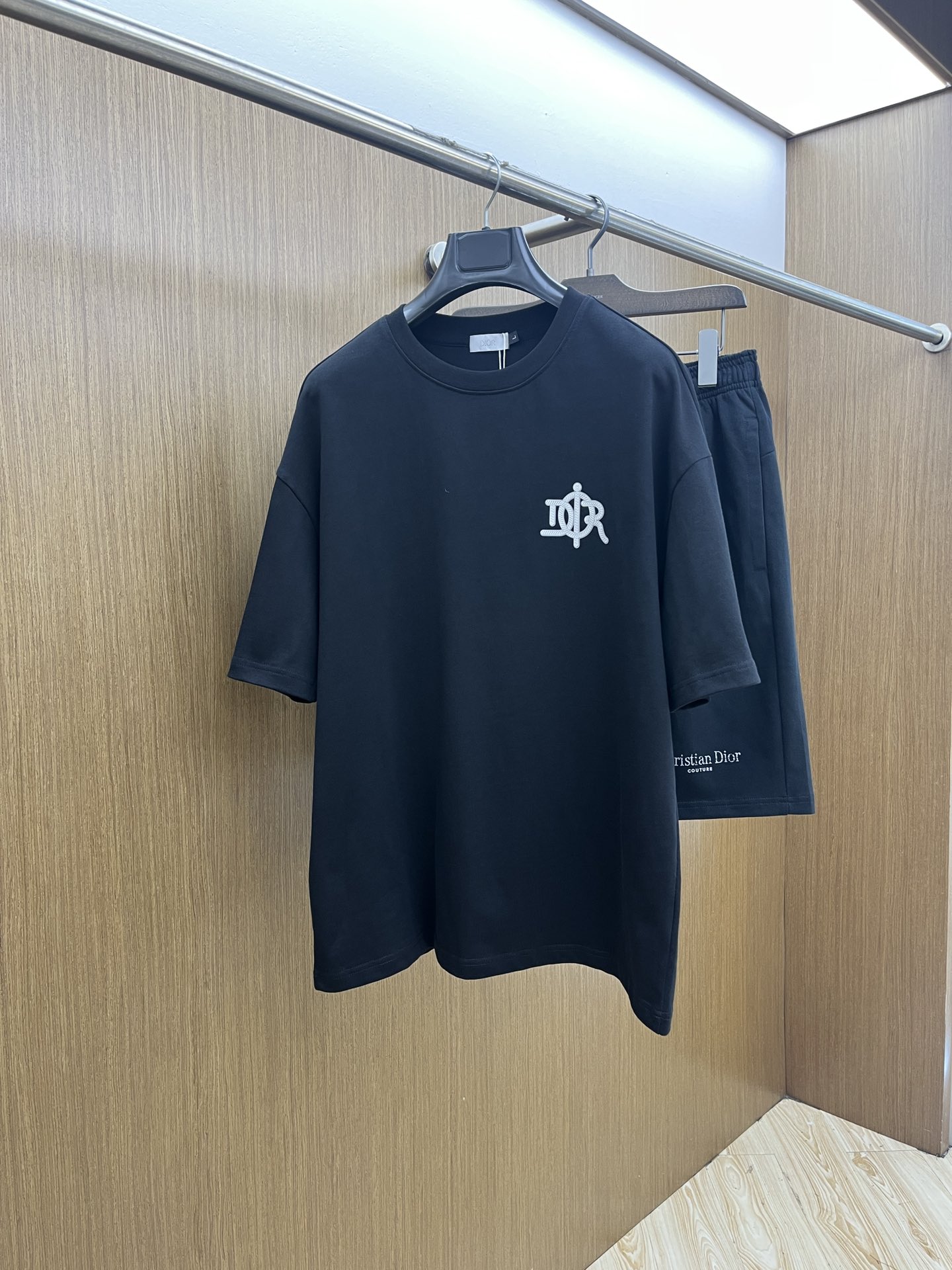 NO:460923,New/set CD The latest casual shorts shorts suit in spring and summer, for men and women. Trading company channels are available, and it is released on the official website at the same time!  Basically, it will have its back every season, and I look forward to the performances of all trendy men and women!  This model is made of top-grade pure cotton washing water materials!  It is hard to pick on whether it is skin-friendly or breathable when worn in close-fitting!  The upper body looks very white and supports the complexion of the skin!  Loose style cut, fls can easily match their own fashionable and high-end outfits, size M-2XL, shorts, T-shirt, alexander wang19860909新款/套 CD 春夏最新款休闲短裤短袖套装,男女款 贸易公司渠道稀出,同步官网发售！基本每一季都会有它的背影所在,期待着所有潮男潮女们的演绎！此款选用客供顶级纯棉洗水材质打造！贴身穿着亲肤感与透气性都无法挑剔！上身非常的显白承托肤色！宽松版型裁剪,fls无论男女皆可轻松搭配出属于自我的时尚高级穿搭 尺码M-2XL,,shorts,T-shirt,alexander wang,Men's clothing