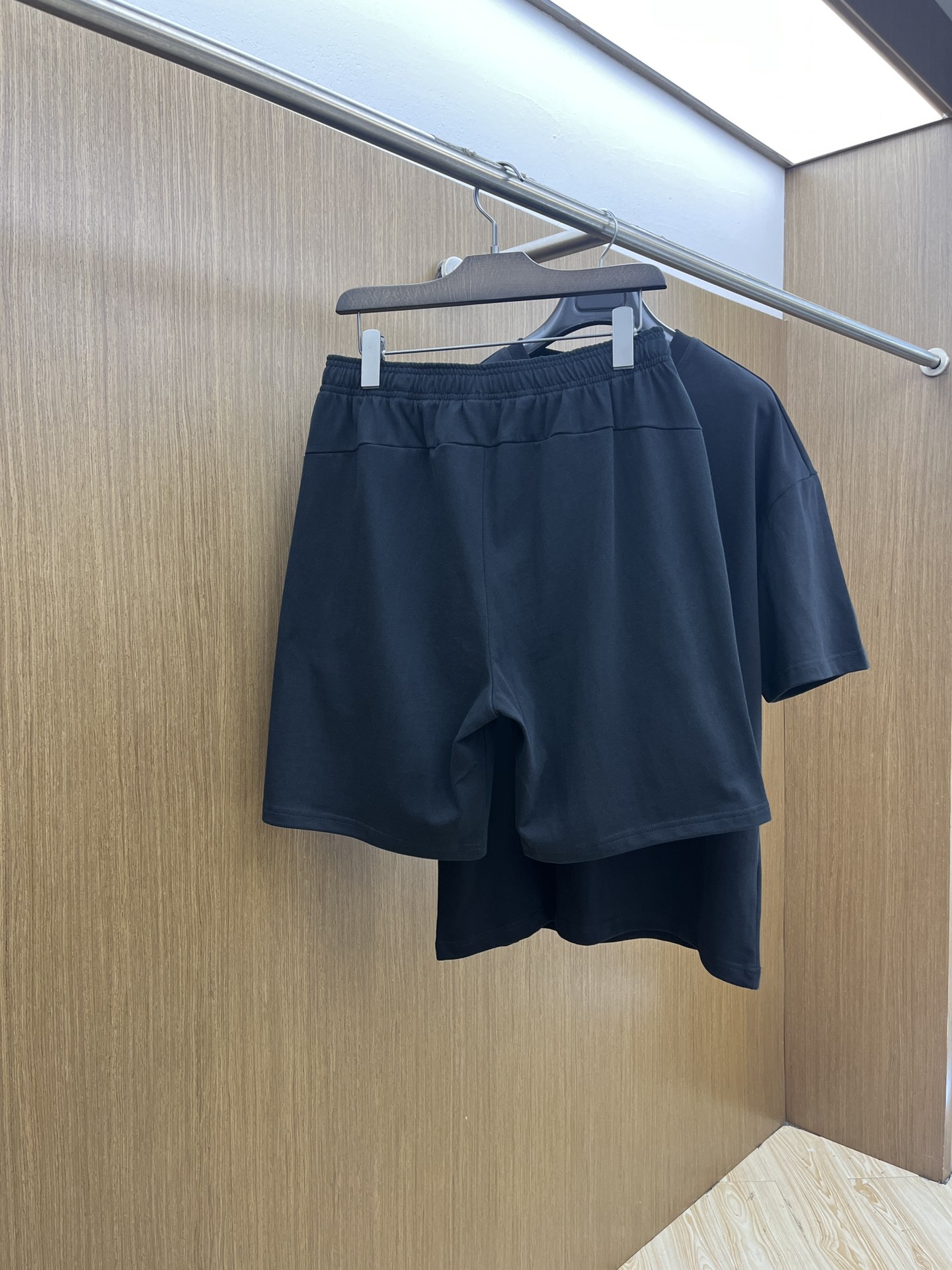 新款/套 CD 🔥春夏最新款休闲短裤短袖套装，男女款👫 贸易公司渠道稀出，同步官网发售！基本每一季都会有