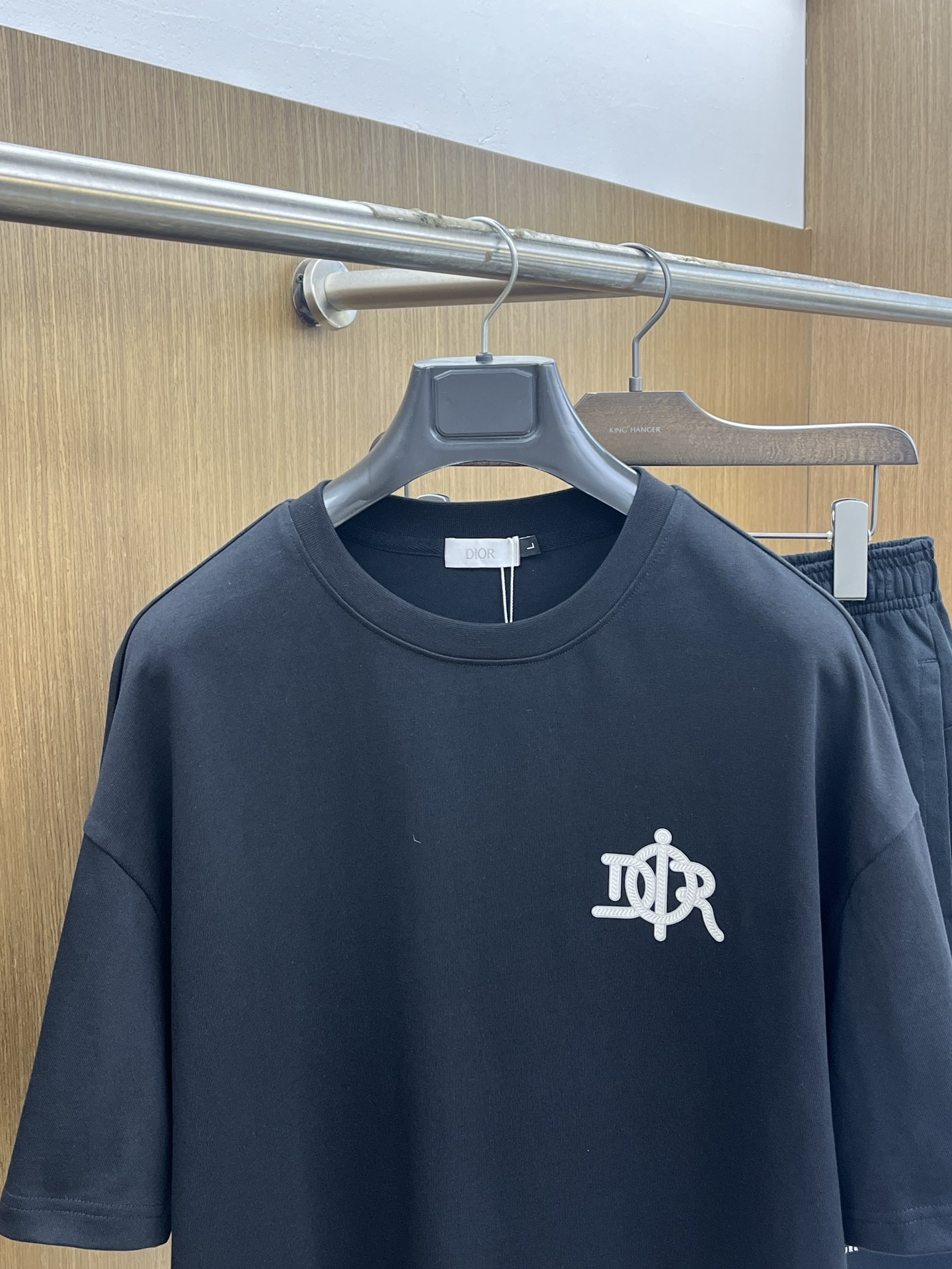 新款/套 CD 🔥春夏最新款休闲短裤短袖套装，男女款👫 贸易公司渠道稀出，同步官网发售！基本每一季都会有