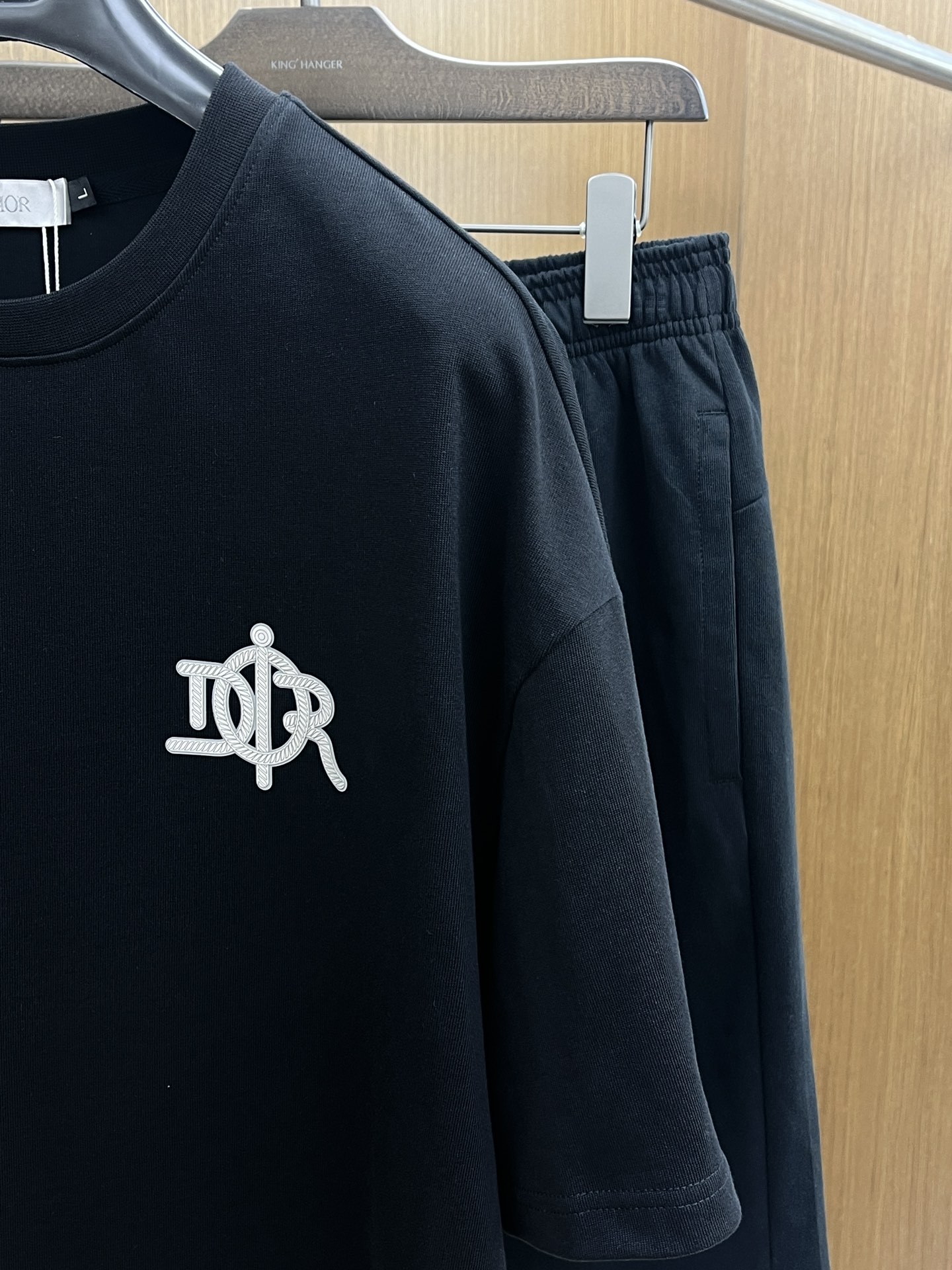 新款/套 CD 🔥春夏最新款休闲短裤短袖套装，男女款👫 贸易公司渠道稀出，同步官网发售！基本每一季都会有