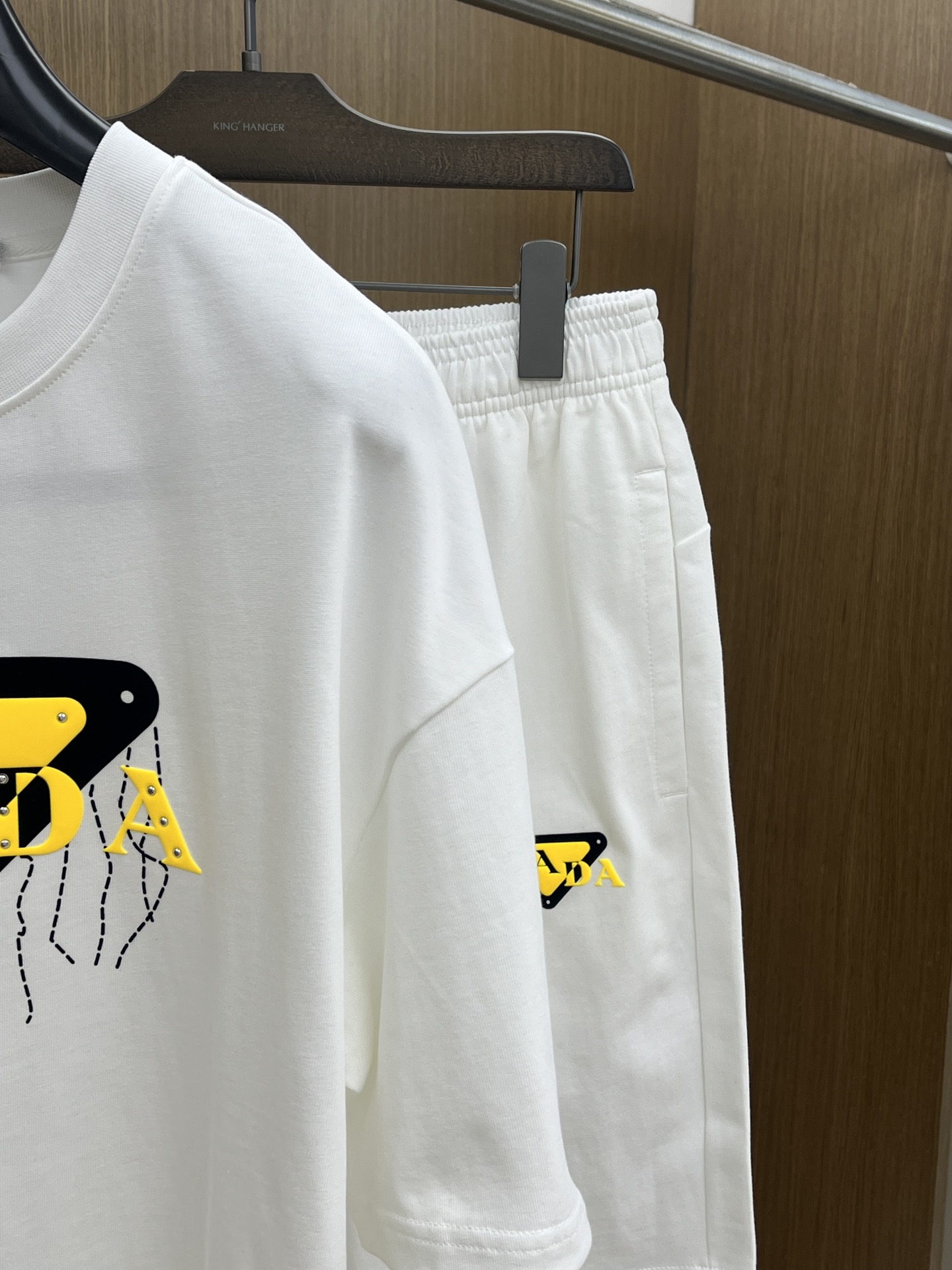 新款/套 PD 🔥春夏最新款休闲短裤短袖套装，男女款👫 贸易公司渠道稀出，同步官网发售！基本每一季都会有