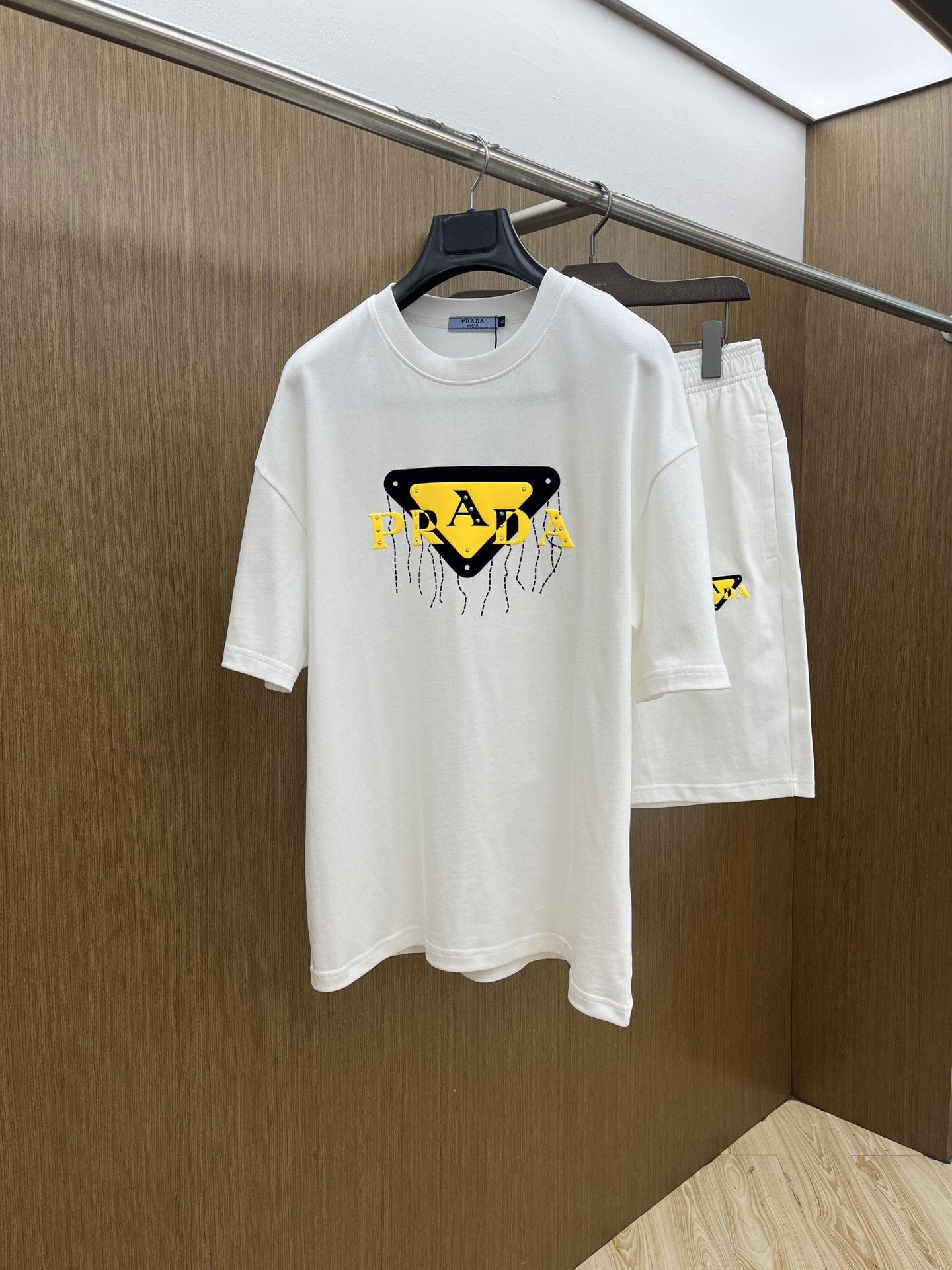 新款/套 PD 🔥春夏最新款休闲短裤短袖套装，男女款👫 贸易公司渠道稀出，同步官网发售！基本每一季都会有