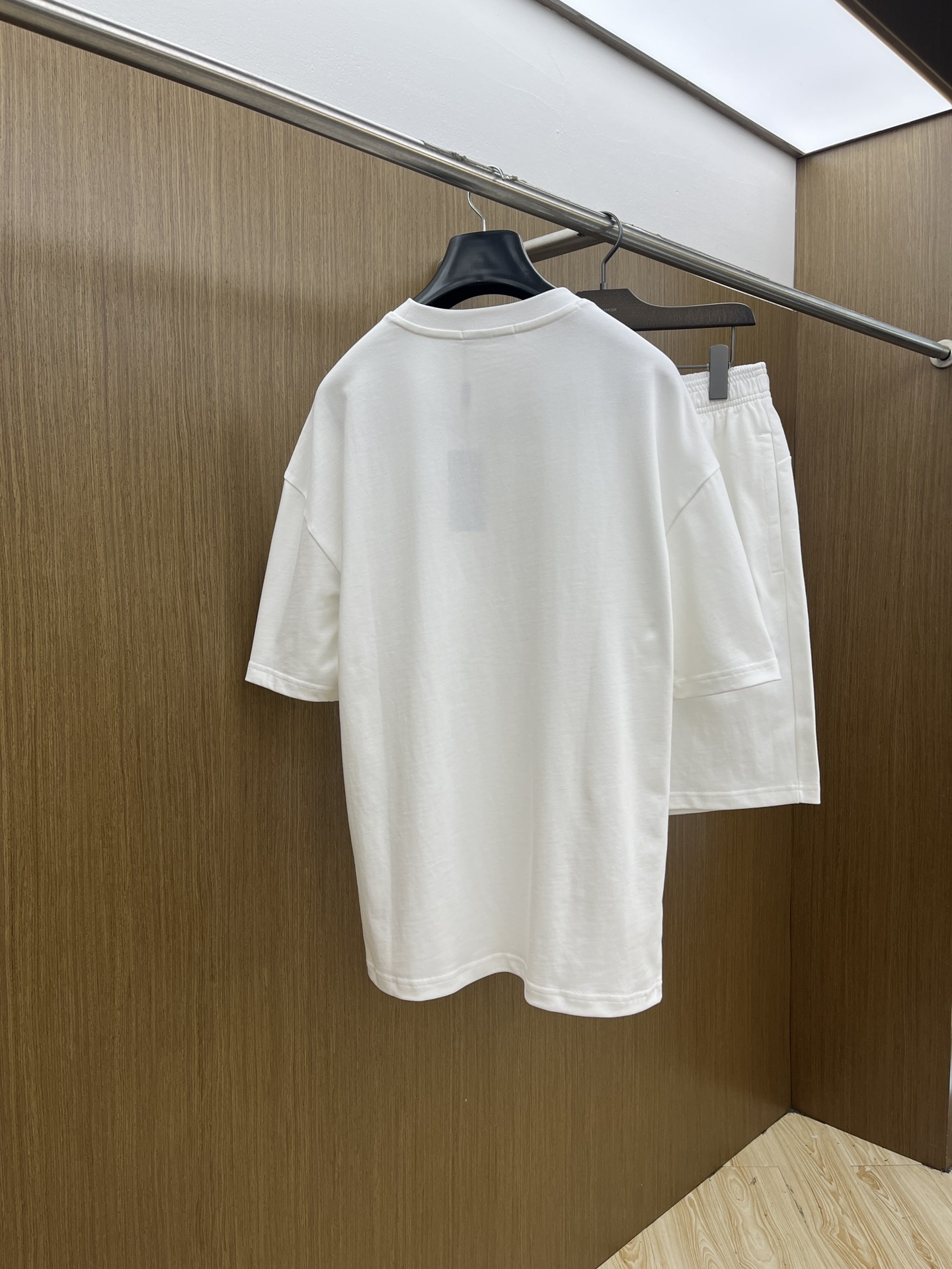 新款/套 PD 🔥春夏最新款休闲短裤短袖套装，男女款👫 贸易公司渠道稀出，同步官网发售！基本每一季都会有