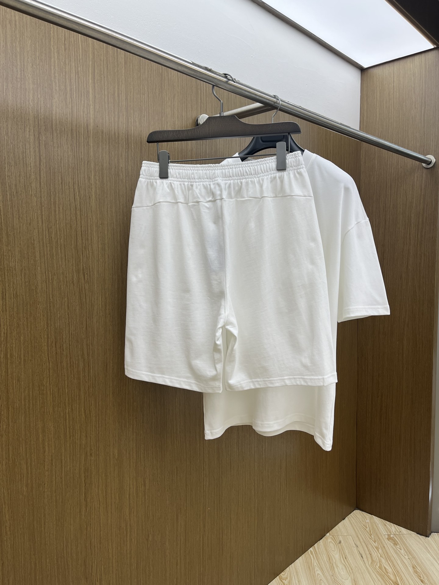 新款/套 PD 🔥春夏最新款休闲短裤短袖套装，男女款👫 贸易公司渠道稀出，同步官网发售！基本每一季都会有