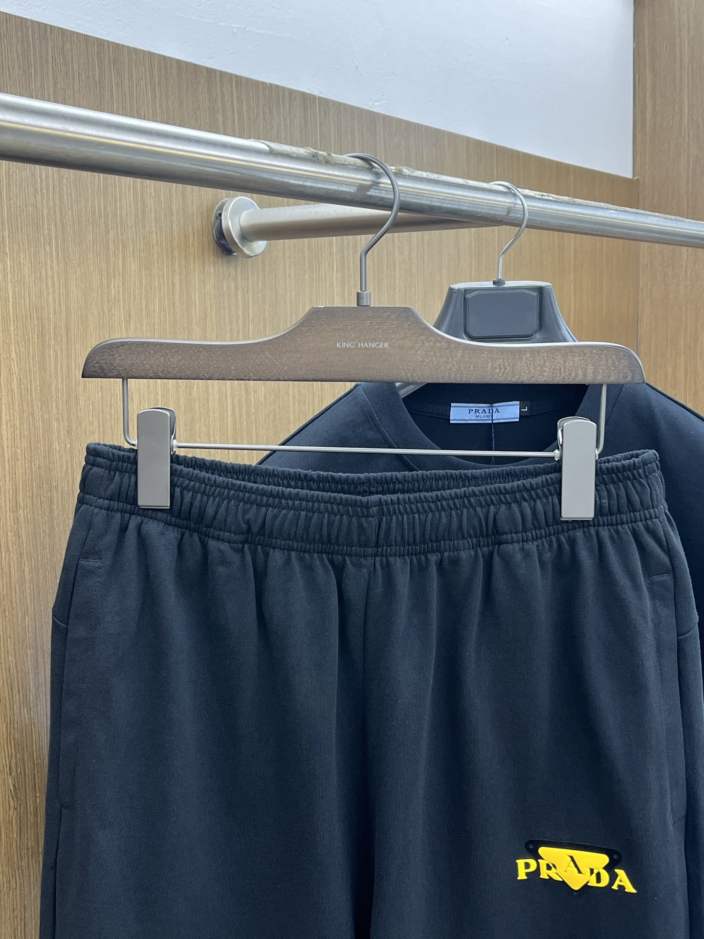 新款/套 PD 🔥春夏最新款休闲短裤短袖套装，男女款👫 贸易公司渠道稀出，同步官网发售！基本每一季都会有