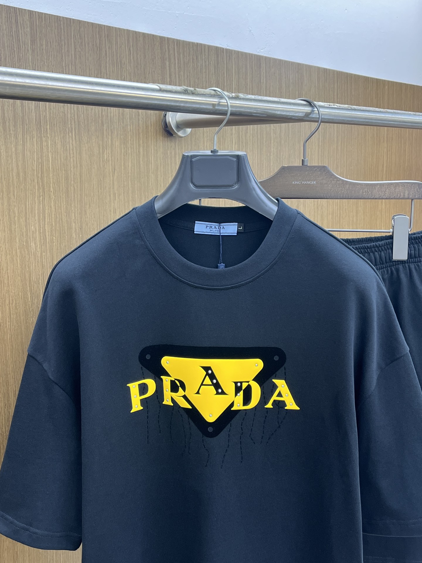 新款/套 PD 🔥春夏最新款休闲短裤短袖套装，男女款👫 贸易公司渠道稀出，同步官网发售！基本每一季都会有