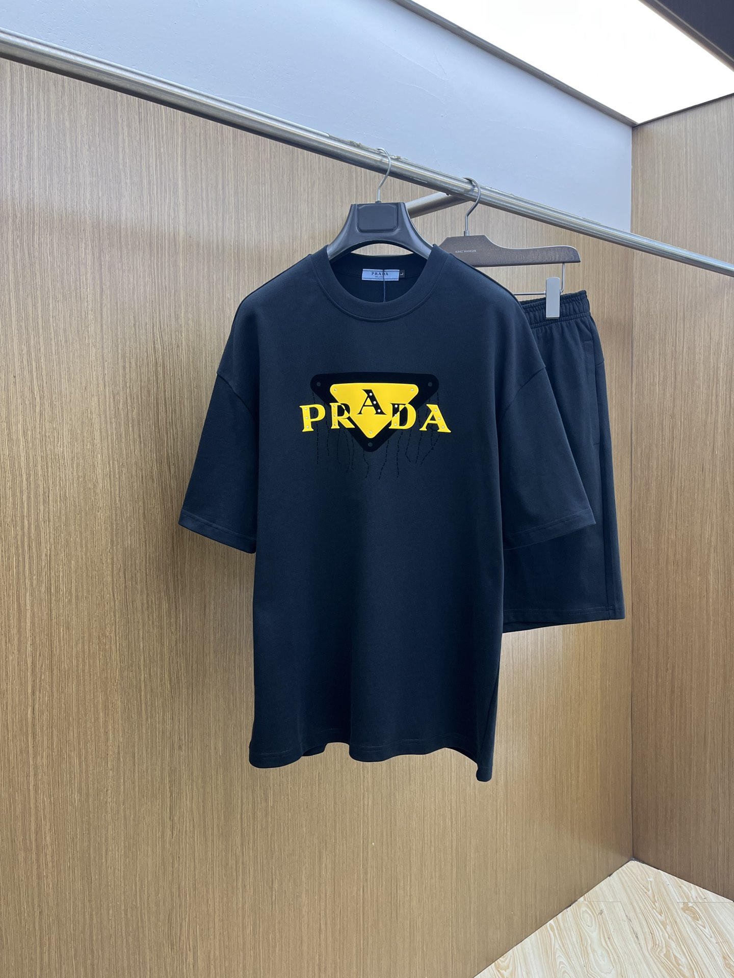 NO:478059,New style/set PD Spring and summer latest casual shorts short sleeve suit, men and women's style, with rare channels for trading companies, and they are on sale on the official website at the same time!  Basically, it will have its back every season, and I look forward to the performances of all trendy men and women!  This model is made of top-grade pure cotton washing water materials!  It is hard to pick on whether it is skin-friendly or breathable when worn in close-fitting!  The upper body looks very white and supports the complexion of the skin!  Loose style cut, fls can easily match their own fashionable and high-end outfits, size M-2XL, shorts, T-shirt, alexander wang19860909新款/套 PD 春夏最新款休闲短裤短袖套装,男女款 贸易公司渠道稀出,同步官网发售！基本每一季都会有它的背影所在,期待着所有潮男潮女们的演绎！此款选用客供顶级纯棉洗水材质打造！贴身穿着亲肤感与透气性都无法挑剔！上身非常的显白承托肤色！宽松版型裁剪,fls无论男女皆可轻松搭配出属于自我的时尚高级穿搭 尺码M-2XL,,shorts,T-shirt,alexander wang,Men's clothing