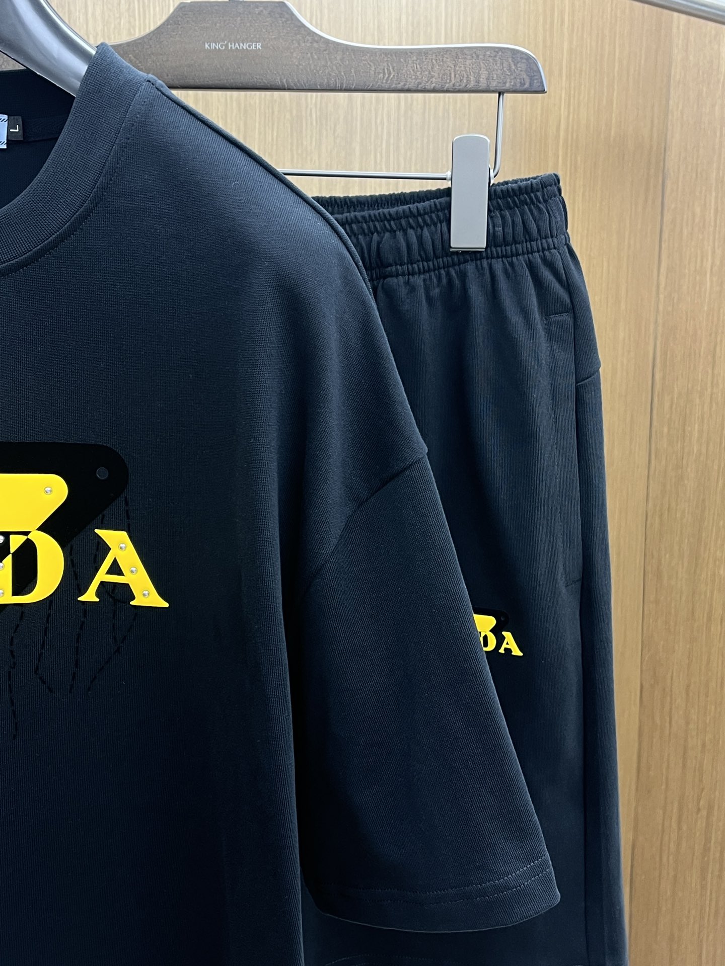 新款/套 PD 🔥春夏最新款休闲短裤短袖套装，男女款👫 贸易公司渠道稀出，同步官网发售！基本每一季都会有