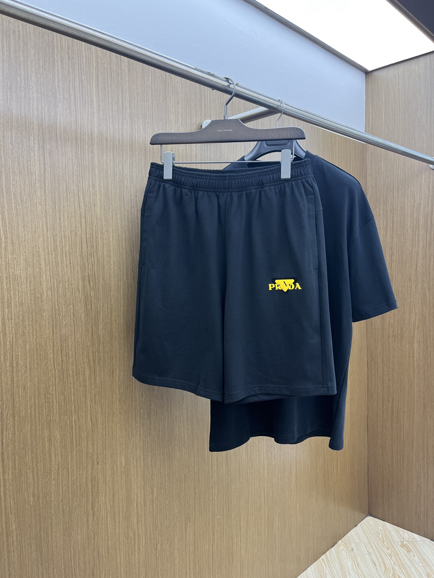 新款/套 PD 🔥春夏最新款休闲短裤短袖套装，男女款👫 贸易公司渠道稀出，同步官网发售！基本每一季都会有