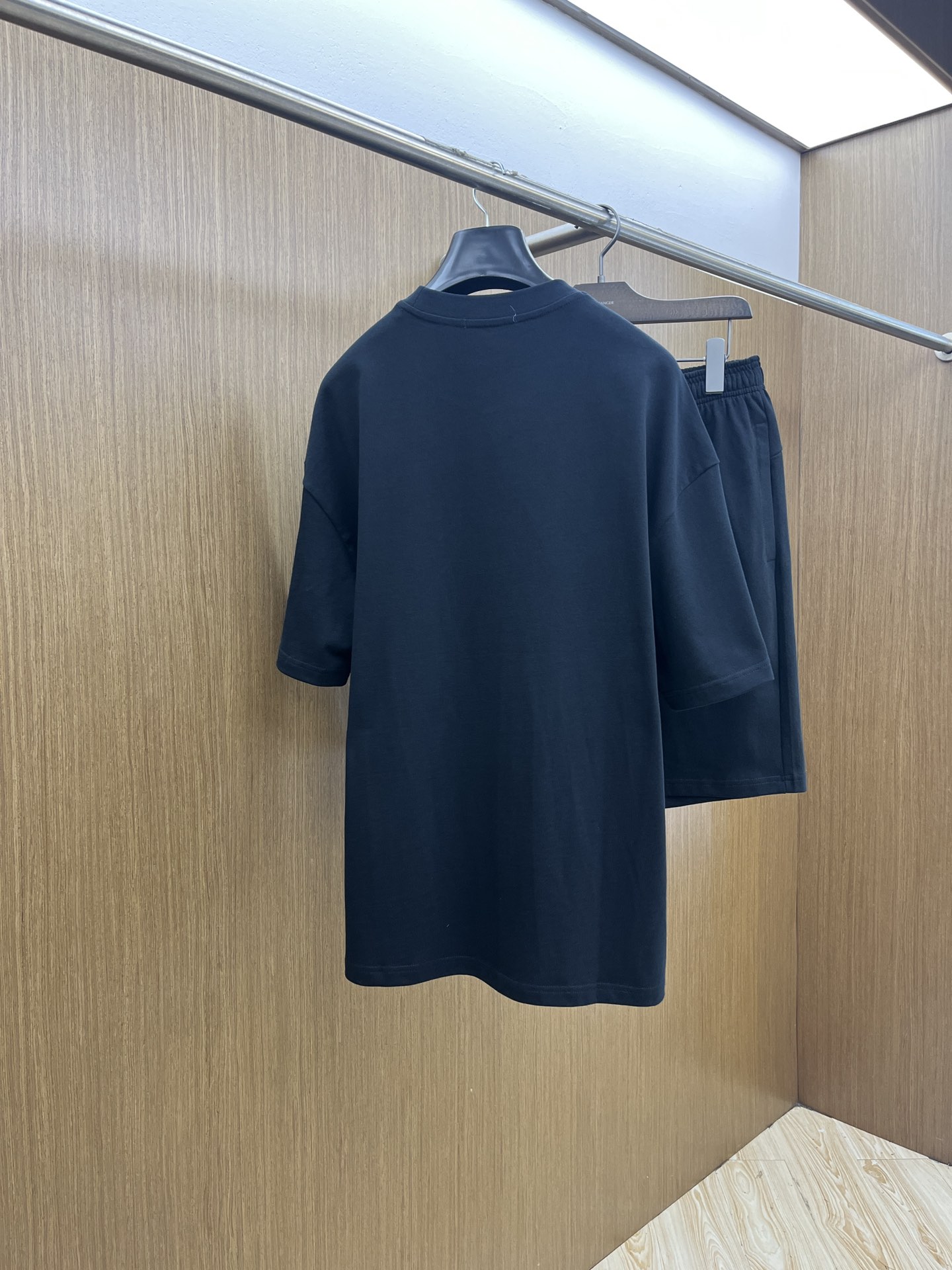 新款/套 PD 🔥春夏最新款休闲短裤短袖套装，男女款👫 贸易公司渠道稀出，同步官网发售！基本每一季都会有