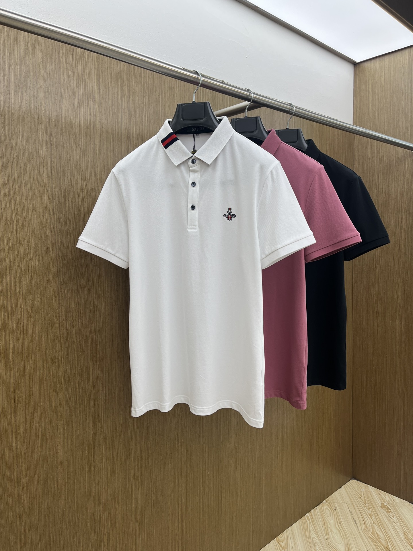 NO:443217,New Guc Spring and Summer New Men's Short-Sleeve Polo Shirt, the latest brand design elements!  Neither monotonous nor complicated, it shows taste just right!  Customer-supplied top-quality custom bead flooring fabrics!  Comfortable, sweat-absorbing and breathable, the unique high-end fabric presents a simple and elegant temperament!  Clarinet plaid pattern design!  Leather logo pattern design on chest!  Full three-dimensional! Standard cutting design!  Every detail is a reflection of high-end fashion. FDL size: M-4XL, gucci, T-shirt, alexander wang19860909新款 Guc 春夏新款男士短袖Polo衫,品牌最新设计元素！既不单调也不复杂,恰到好处的展现品味！客供顶级定制珠地棉面料！舒适吸汗透气根本不在话下,面料独具的高奢感呈现简约优雅气质！领口格子图案设计！胸前皮革logo图案设计！饱满立体!标准裁剪设计！每一处细节都是与高端时尚同步的体现fdl 尺码:M-4XL,,gucci,T-shirt,alexander wang,Men's clothing