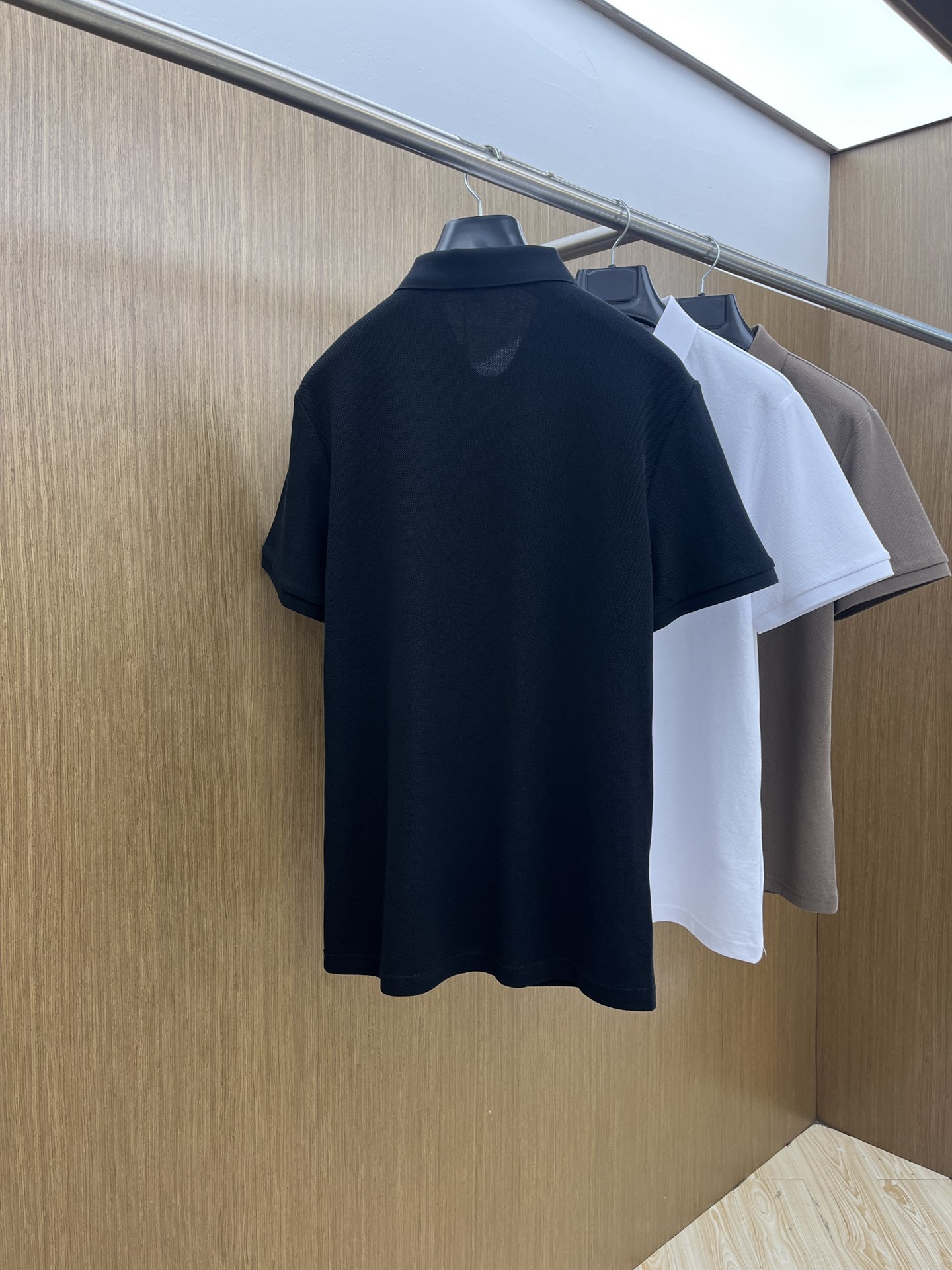 新款 LV 🔥🔥春夏新款男士短袖Polo衫，品牌最新设计元素！既不单调也不复杂,恰到好处的展现品味！客供