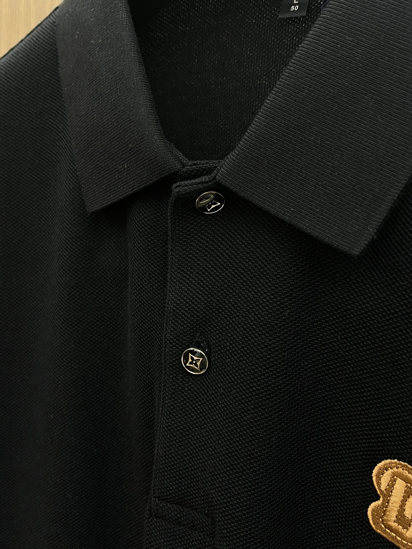 新款 LV 🔥🔥春夏新款男士短袖Polo衫，品牌最新设计元素！既不单调也不复杂,恰到好处的展现品味！客供