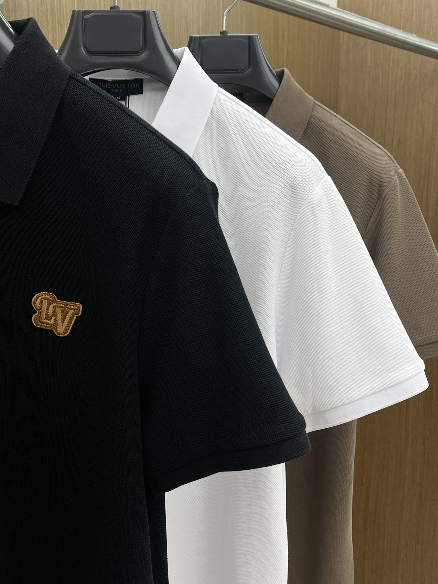 新款 LV 🔥🔥春夏新款男士短袖Polo衫，品牌最新设计元素！既不单调也不复杂,恰到好处的展现品味！客供