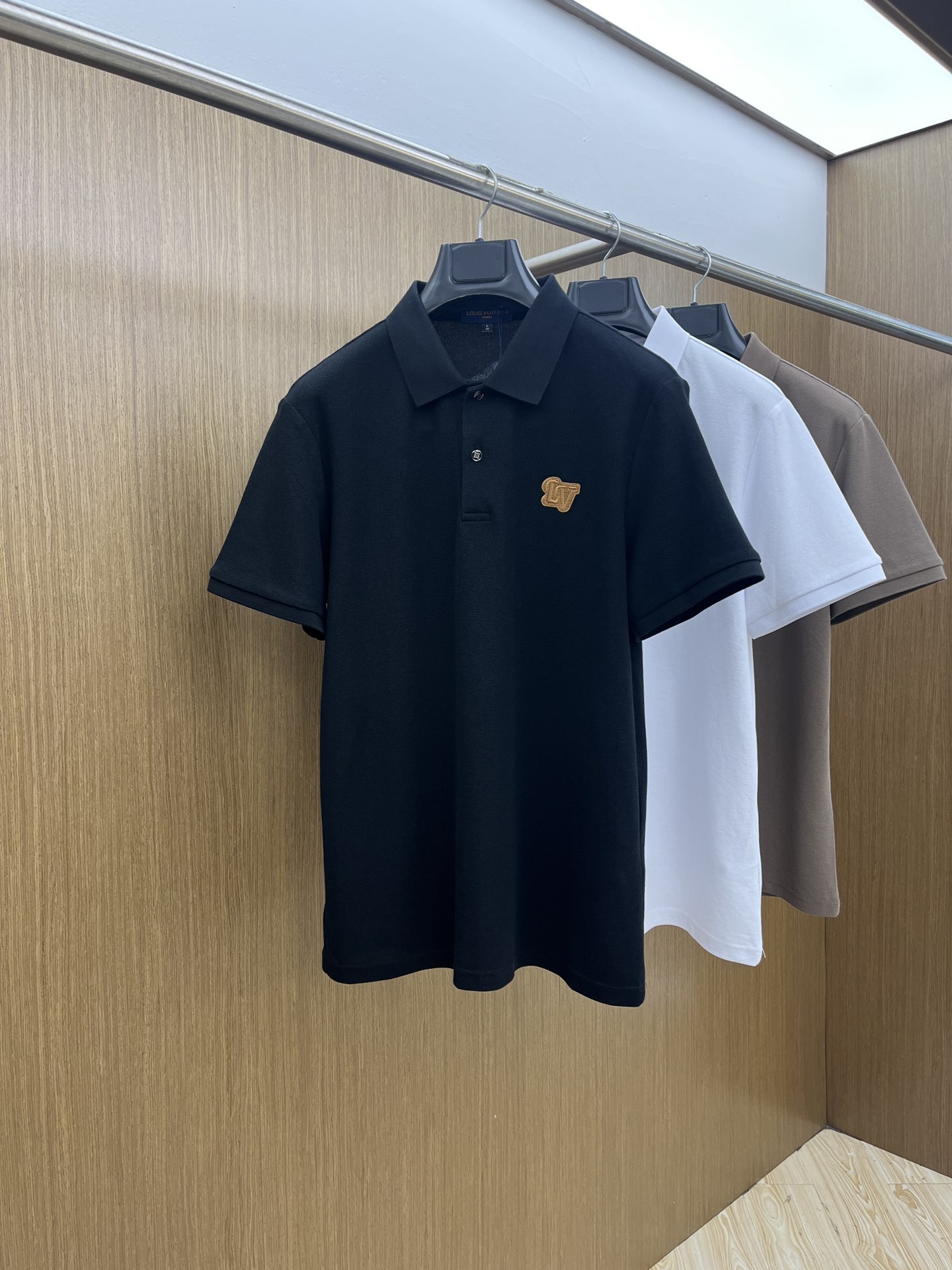新款 LV 🔥🔥春夏新款男士短袖Polo衫，品牌最新设计元素！既不单调也不复杂,恰到好处的展现品味！客供