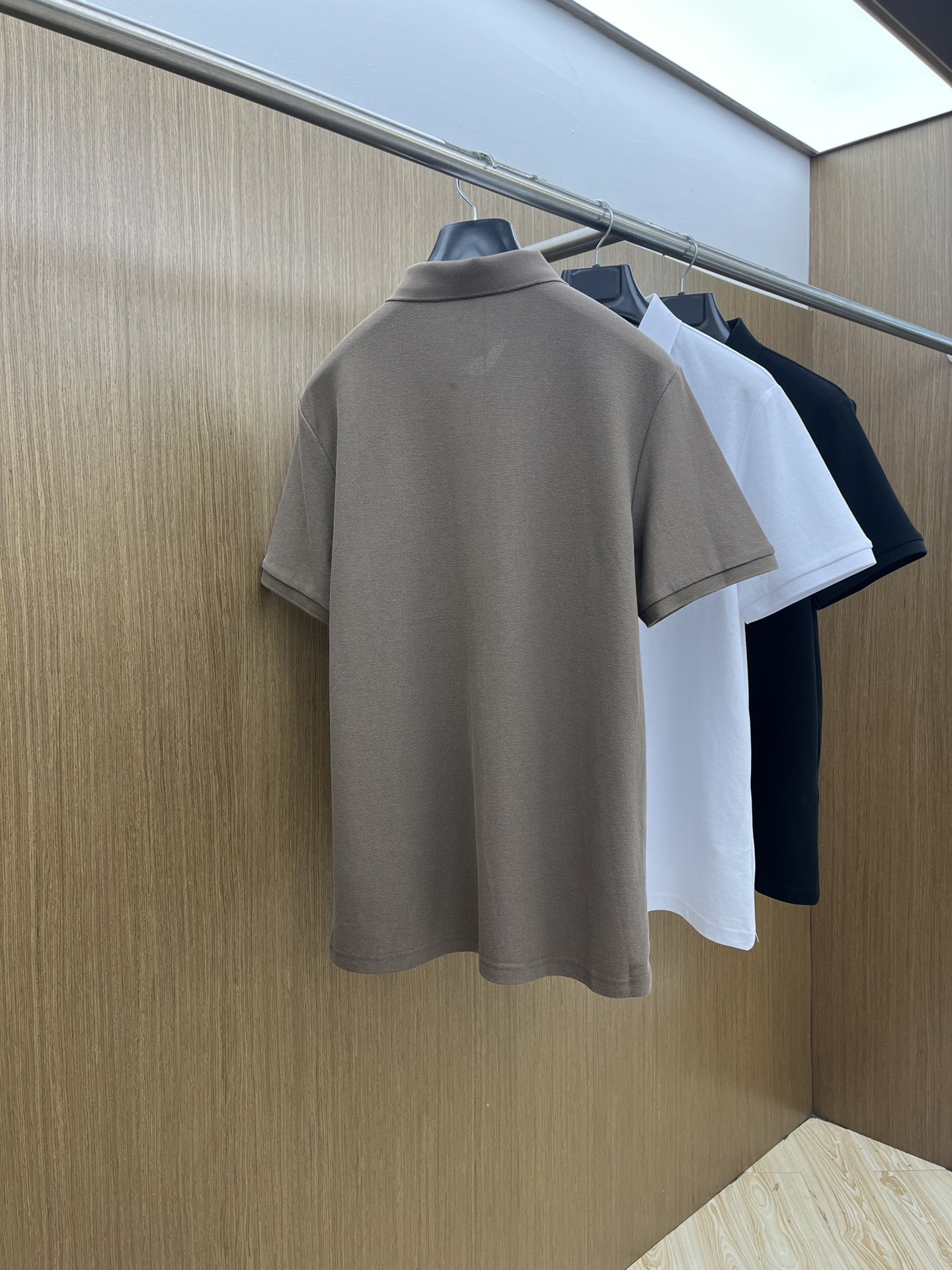 新款 LV 🔥🔥春夏新款男士短袖Polo衫，品牌最新设计元素！既不单调也不复杂,恰到好处的展现品味！客供