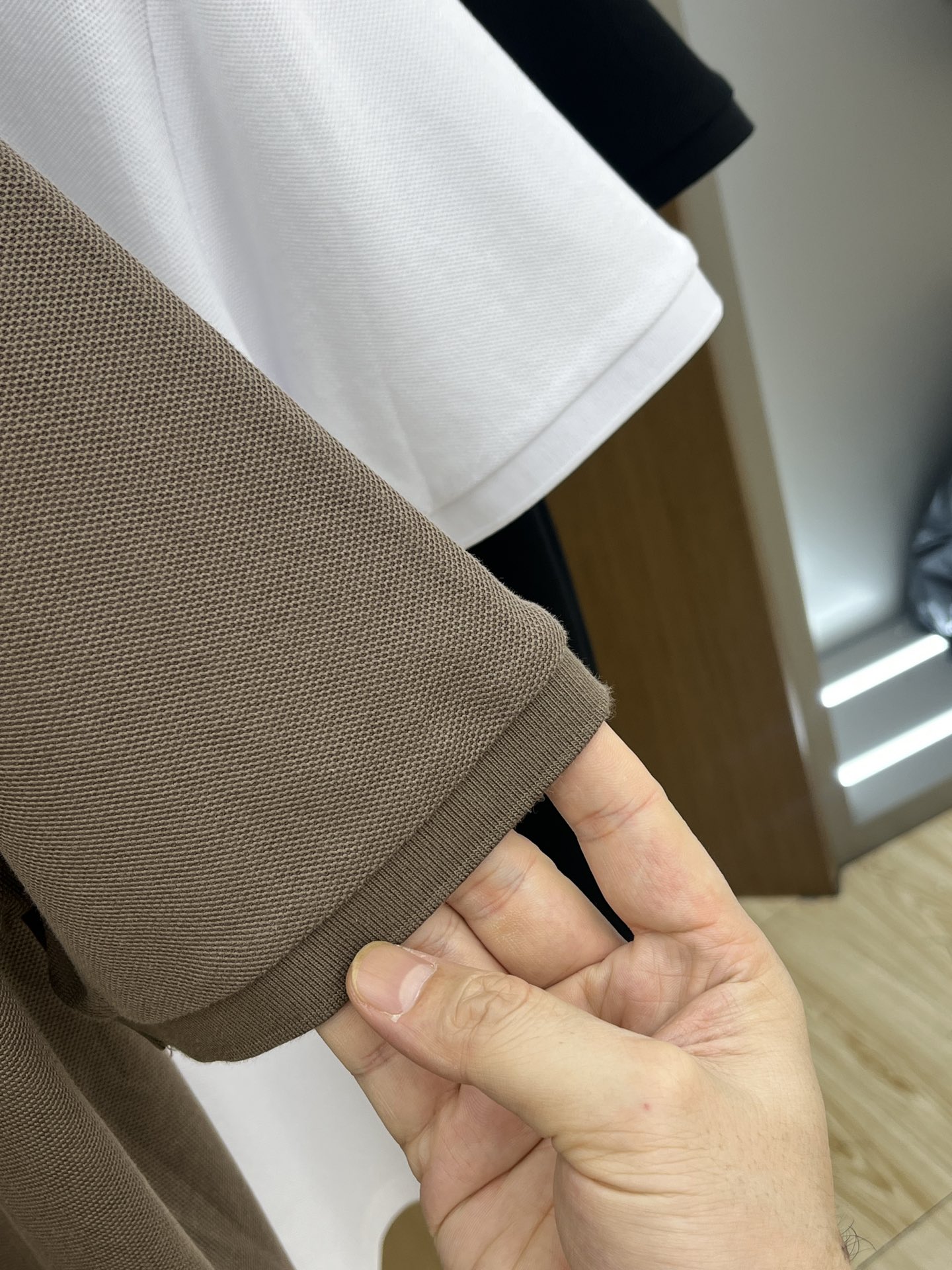 新款 LV 🔥🔥春夏新款男士短袖Polo衫，品牌最新设计元素！既不单调也不复杂,恰到好处的展现品味！客供