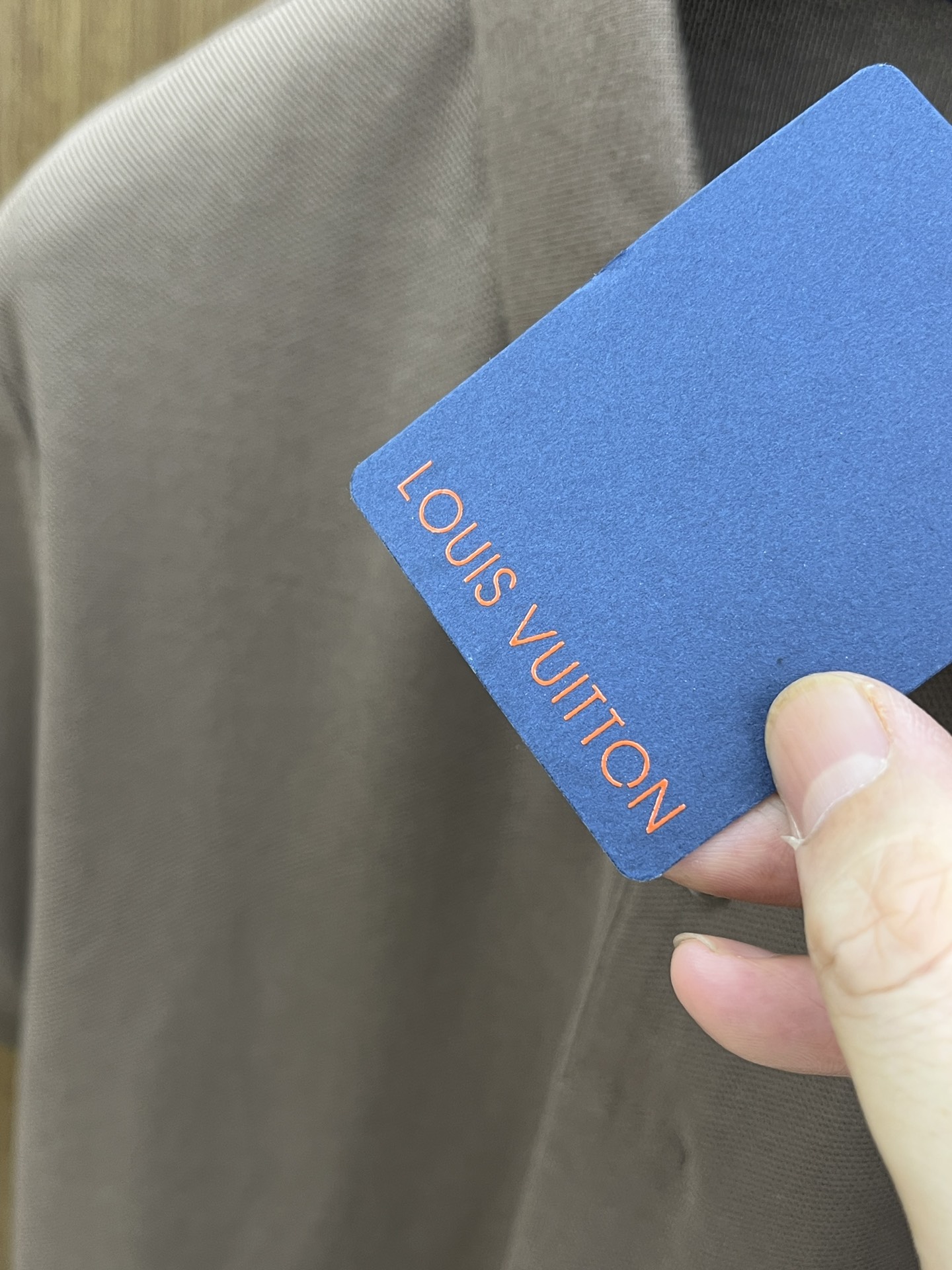 新款 LV 🔥🔥春夏新款男士短袖Polo衫，品牌最新设计元素！既不单调也不复杂,恰到好处的展现品味！客供