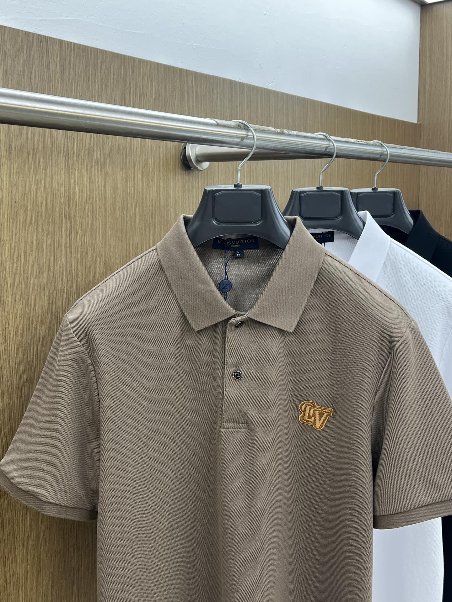 新款 LV 🔥🔥春夏新款男士短袖Polo衫，品牌最新设计元素！既不单调也不复杂,恰到好处的展现品味！客供