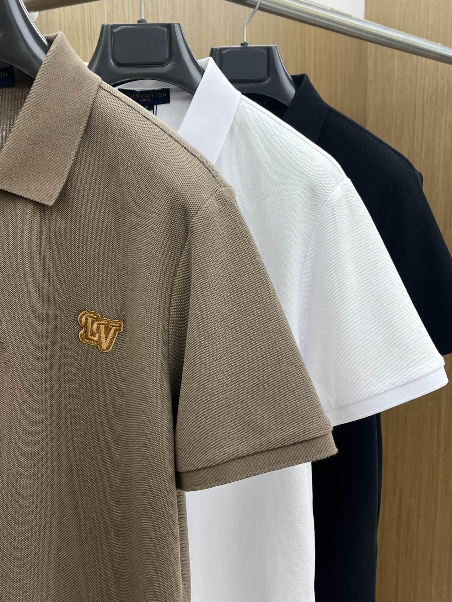 新款 LV 🔥🔥春夏新款男士短袖Polo衫，品牌最新设计元素！既不单调也不复杂,恰到好处的展现品味！客供