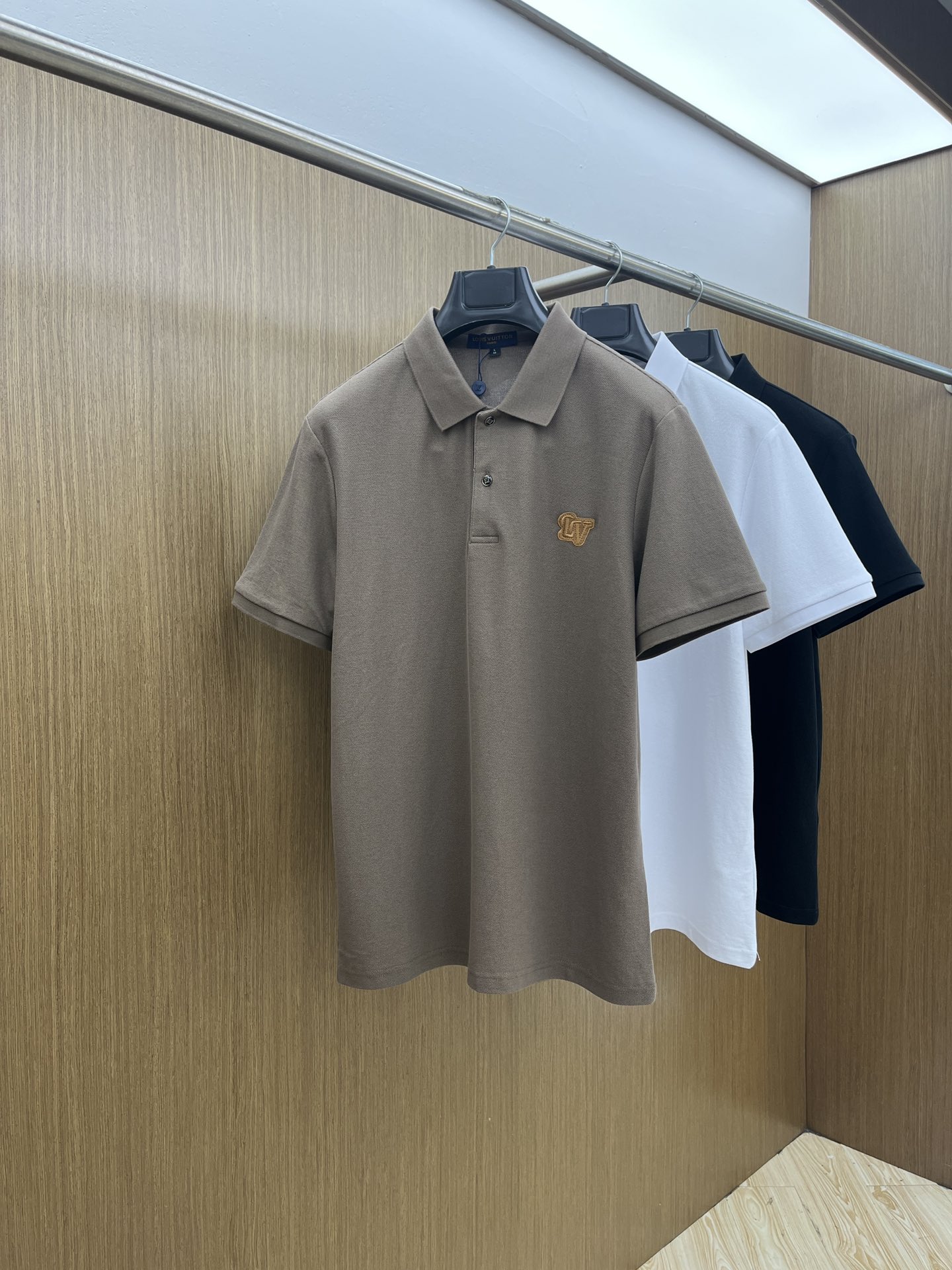 NO:443225,New LV spring and summer new men's short-sleeved Polo shirt, the latest brand design elements!  Neither monotonous nor complicated, it shows taste just right!  Customer-supplied top-quality custom bead flooring fabrics!  Comfortable, sweat-absorbing and breathable, the unique high-end fabric presents a simple and elegant temperament!  Clarinet plaid pattern design!  Leather logo pattern design on chest!  Full three-dimensional! Standard cutting design!  Every detail is a reflection of high-end fashion. FDL size: M-4XL, louis vuitton, T-shirt, alexander wang19860909新款 LV 春夏新款男士短袖Polo衫,品牌最新设计元素！既不单调也不复杂,恰到好处的展现品味！客供顶级定制珠地棉面料！舒适吸汗透气根本不在话下,面料独具的高奢感呈现简约优雅气质！领口格子图案设计！胸前皮革logo图案设计！饱满立体!标准裁剪设计！每一处细节都是与高端时尚同步的体现fdl 尺码:M-4XL,,louis vuitton,T-shirt,alexander wang,Men's clothing