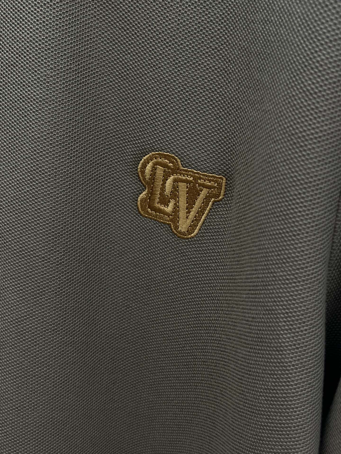 新款 LV 🔥🔥春夏新款男士短袖Polo衫，品牌最新设计元素！既不单调也不复杂,恰到好处的展现品味！客供