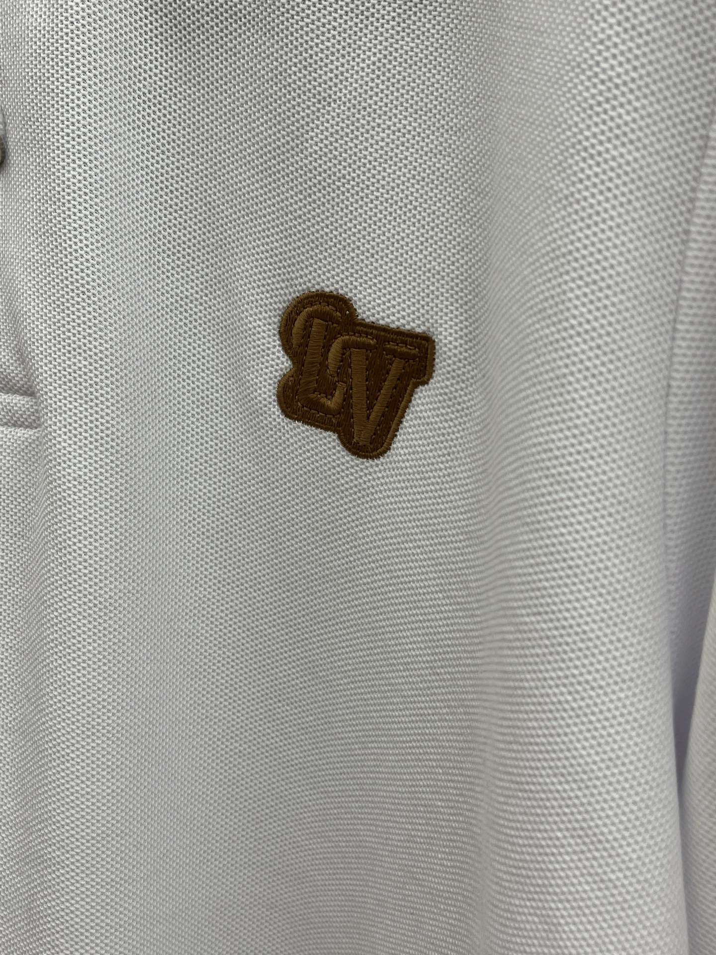 新款 Lv 🔥🔥春夏新款男士短袖Polo衫，品牌最新设计元素！既不单调也不复杂,恰到好处的展现品味！客供