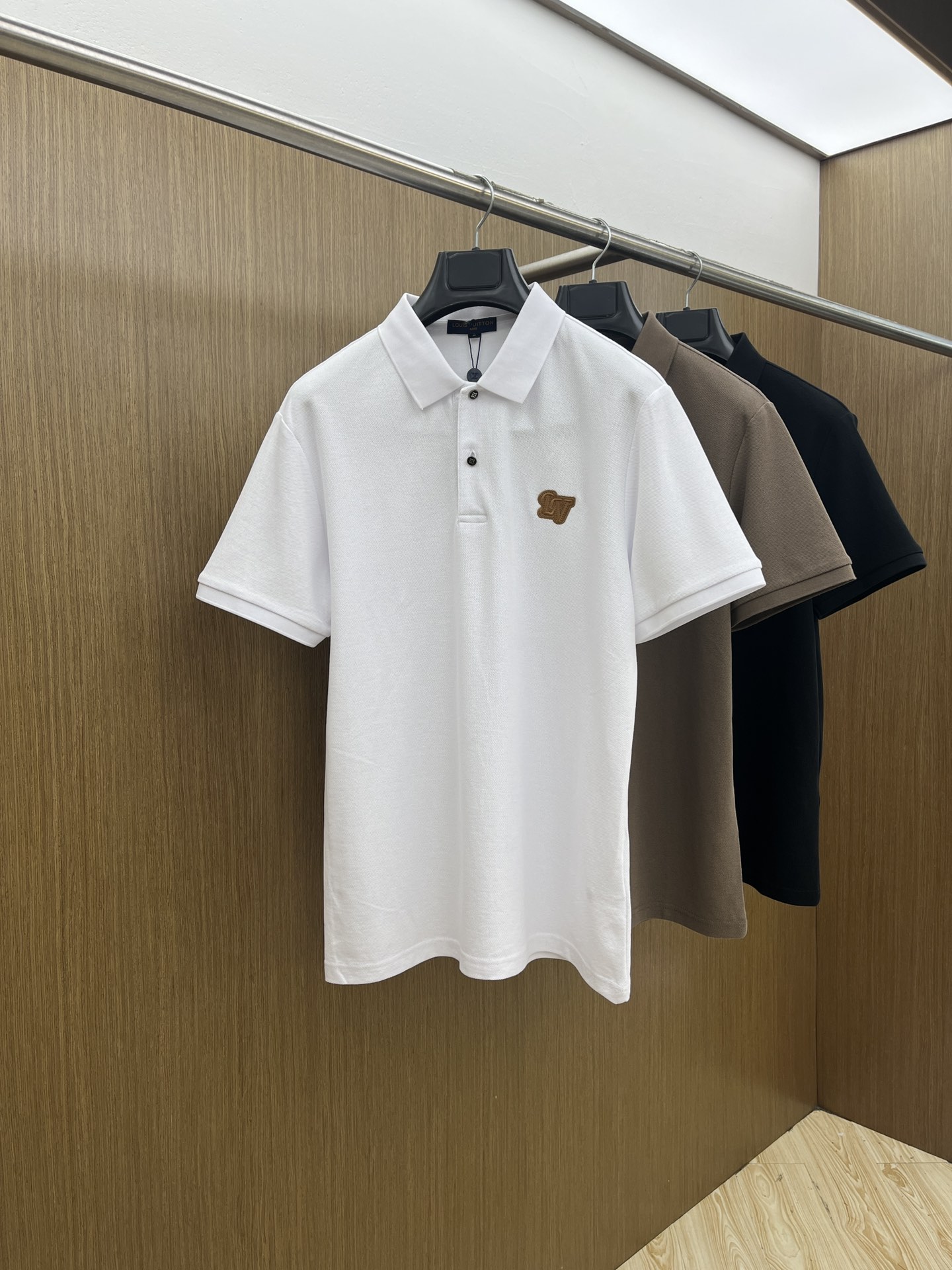 NO:443234,New Lv Spring and Summer New Men's Short-sleeved Polo Shirt, the latest brand design elements!  Neither monotonous nor complicated, it shows taste just right!  Customer-supplied top-quality custom bead flooring fabrics!  Comfortable, sweat-absorbing and breathable, the unique high-end fabric presents a simple and elegant temperament!  Clarinet plaid pattern design!  Leather logo pattern design on chest!  Full three-dimensional! Standard cutting design!  Every detail is a reflection of high-end fashion. FDL size: M-4XL, louis vuitton, T-shirt, alexander wang19860909新款 Lv 春夏新款男士短袖Polo衫,品牌最新设计元素！既不单调也不复杂,恰到好处的展现品味！客供顶级定制珠地棉面料！舒适吸汗透气根本不在话下,面料独具的高奢感呈现简约优雅气质！领口格子图案设计！胸前皮革logo图案设计！饱满立体!标准裁剪设计！每一处细节都是与高端时尚同步的体现fdl 尺码:M-4XL,,louis vuitton,T-shirt,alexander wang,Men's clothing