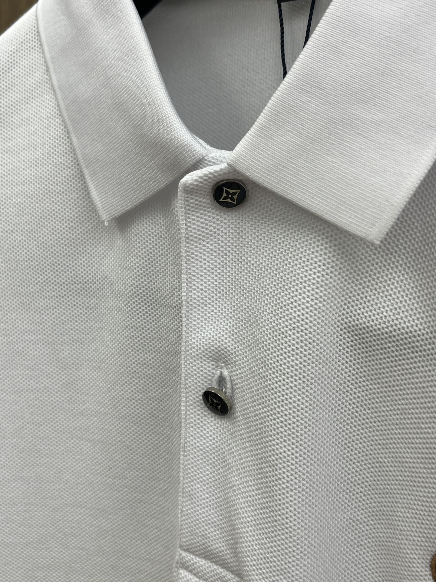 新款 Lv 🔥🔥春夏新款男士短袖Polo衫，品牌最新设计元素！既不单调也不复杂,恰到好处的展现品味！客供