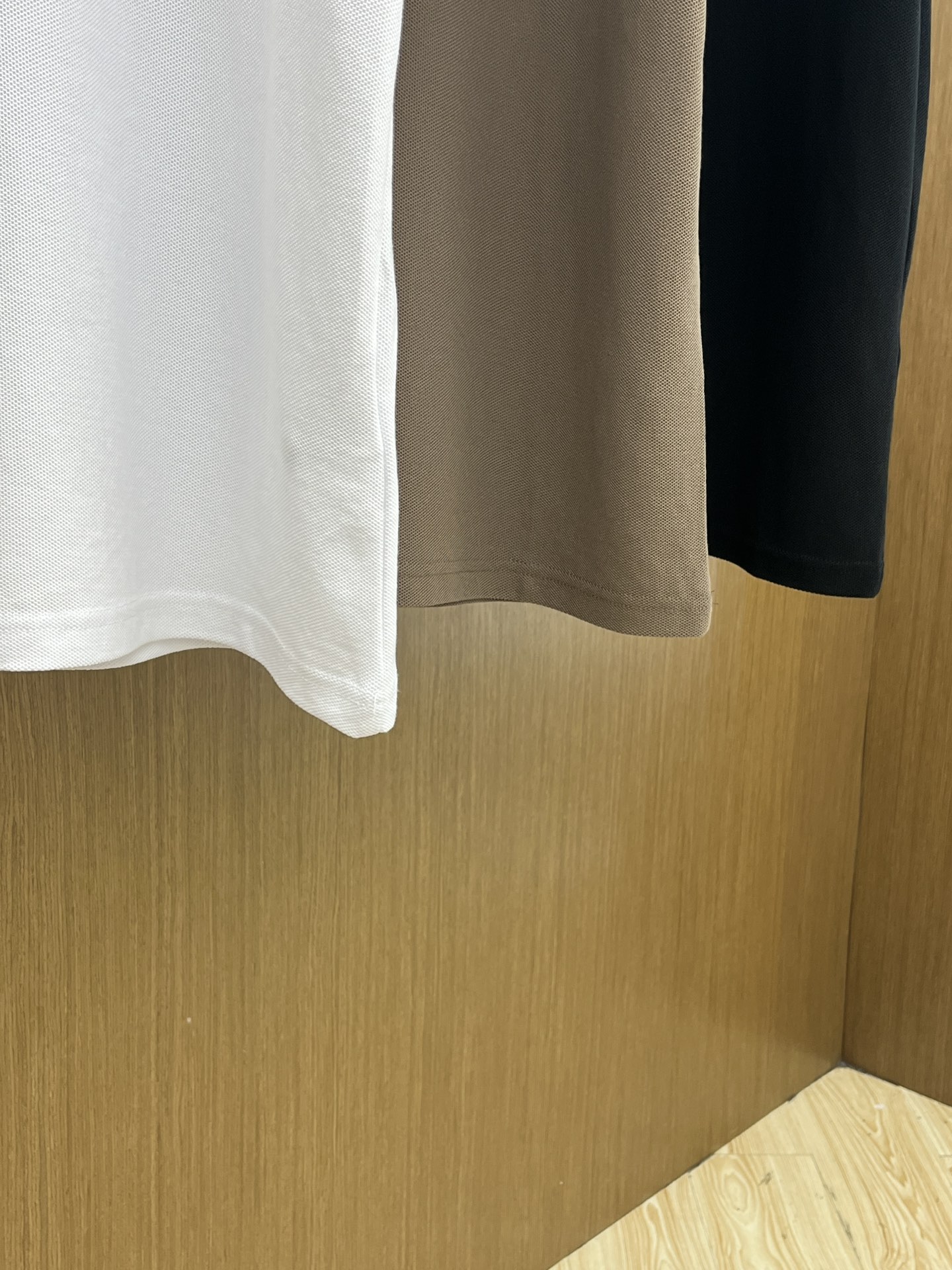 新款 Lv 🔥🔥春夏新款男士短袖Polo衫，品牌最新设计元素！既不单调也不复杂,恰到好处的展现品味！客供