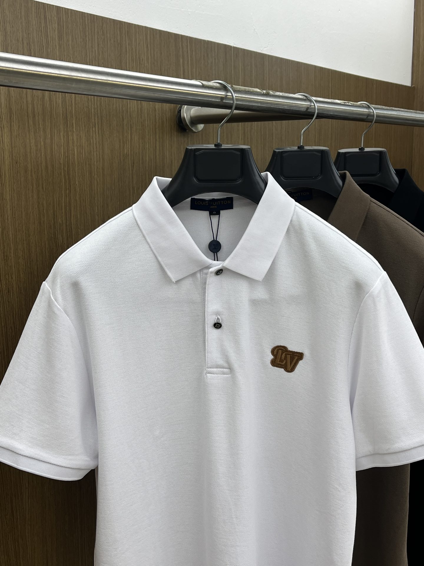 新款 Lv 🔥🔥春夏新款男士短袖Polo衫，品牌最新设计元素！既不单调也不复杂,恰到好处的展现品味！客供