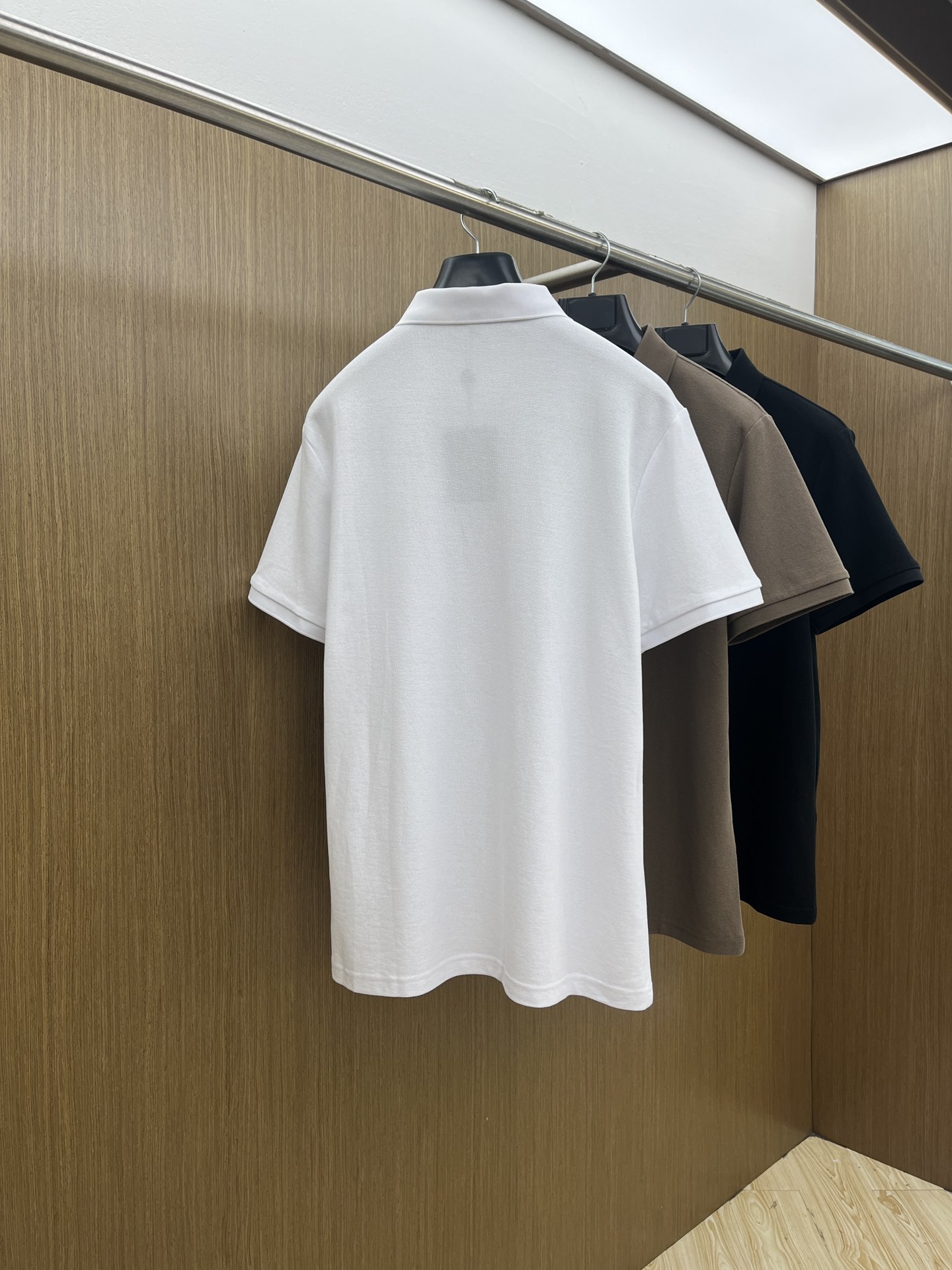 新款 Lv 🔥🔥春夏新款男士短袖Polo衫，品牌最新设计元素！既不单调也不复杂,恰到好处的展现品味！客供