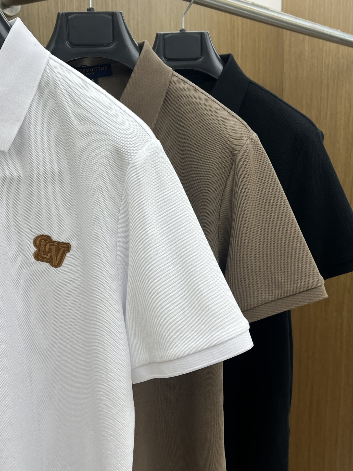 新款 Lv 🔥🔥春夏新款男士短袖Polo衫，品牌最新设计元素！既不单调也不复杂,恰到好处的展现品味！客供