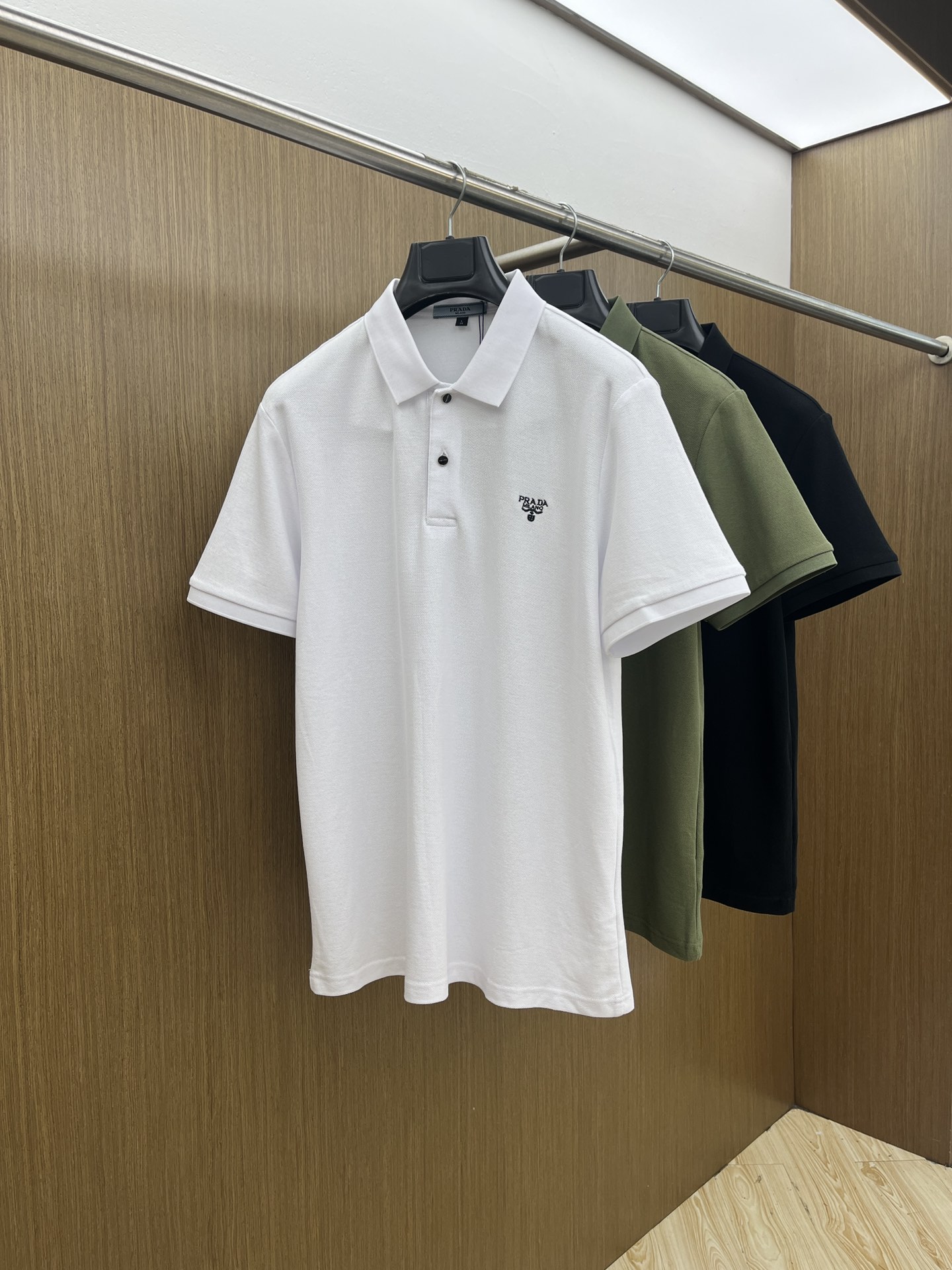 NO:443248,New Pd Spring and Summer New Men's Short-sleeved Polo Shirt, the latest brand design elements!  Neither monotonous nor complicated, it shows taste just right!  Customer-supplied top-quality custom bead flooring fabrics!  Comfortable, sweat-absorbing and breathable, the unique high-end fabric presents a simple and elegant temperament!  Clarinet plaid pattern design!  Leather logo pattern design on chest!  Full three-dimensional! Standard cutting design!  Every detail is a reflection of high-end fashion. FDL size: M-4XL, T-shirt, alexander wang19860909新款 Pd 春夏新款男士短袖Polo衫,品牌最新设计元素！既不单调也不复杂,恰到好处的展现品味！客供顶级定制珠地棉面料！舒适吸汗透气根本不在话下,面料独具的高奢感呈现简约优雅气质！领口格子图案设计！胸前皮革logo图案设计！饱满立体!标准裁剪设计！每一处细节都是与高端时尚同步的体现fdl 尺码:M-4XL,,T-shirt,alexander wang,Men's clothing