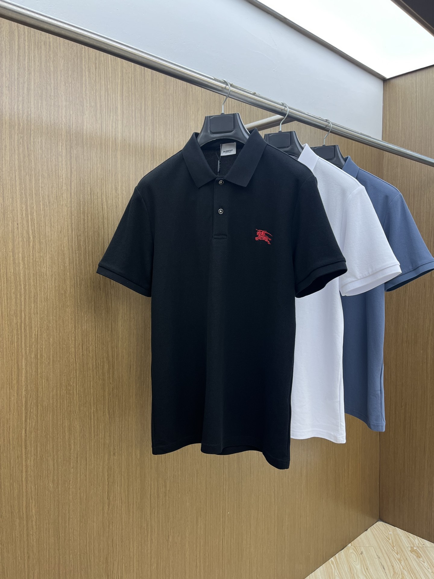 NO:522567,New BBR Spring and Summer New Men's Short-Sleeve Polo Shirt, the latest brand design elements!  Neither monotonous nor complicated, it shows taste just right!  Customer-supplied top-quality custom bead flooring fabrics!  Comfortable, sweat-absorbing and breathable, the unique high-end fabric presents a simple and elegant temperament!  Clarinet plaid pattern design!  Leather logo pattern design on chest!  Full three-dimensional! Standard cutting design!  Every detail is a reflection of high-end fashion. FDL size: M-4XL, T-shirt, alexander wang19860909新款 BBR 春夏新款男士短袖Polo衫,品牌最新设计元素！既不单调也不复杂,恰到好处的展现品味！客供顶级定制珠地棉面料！舒适吸汗透气根本不在话下,面料独具的高奢感呈现简约优雅气质！领口格子图案设计！胸前皮革logo图案设计！饱满立体!标准裁剪设计！每一处细节都是与高端时尚同步的体现fdl 尺码:M-4XL,,T-shirt,alexander wang,Men's clothing