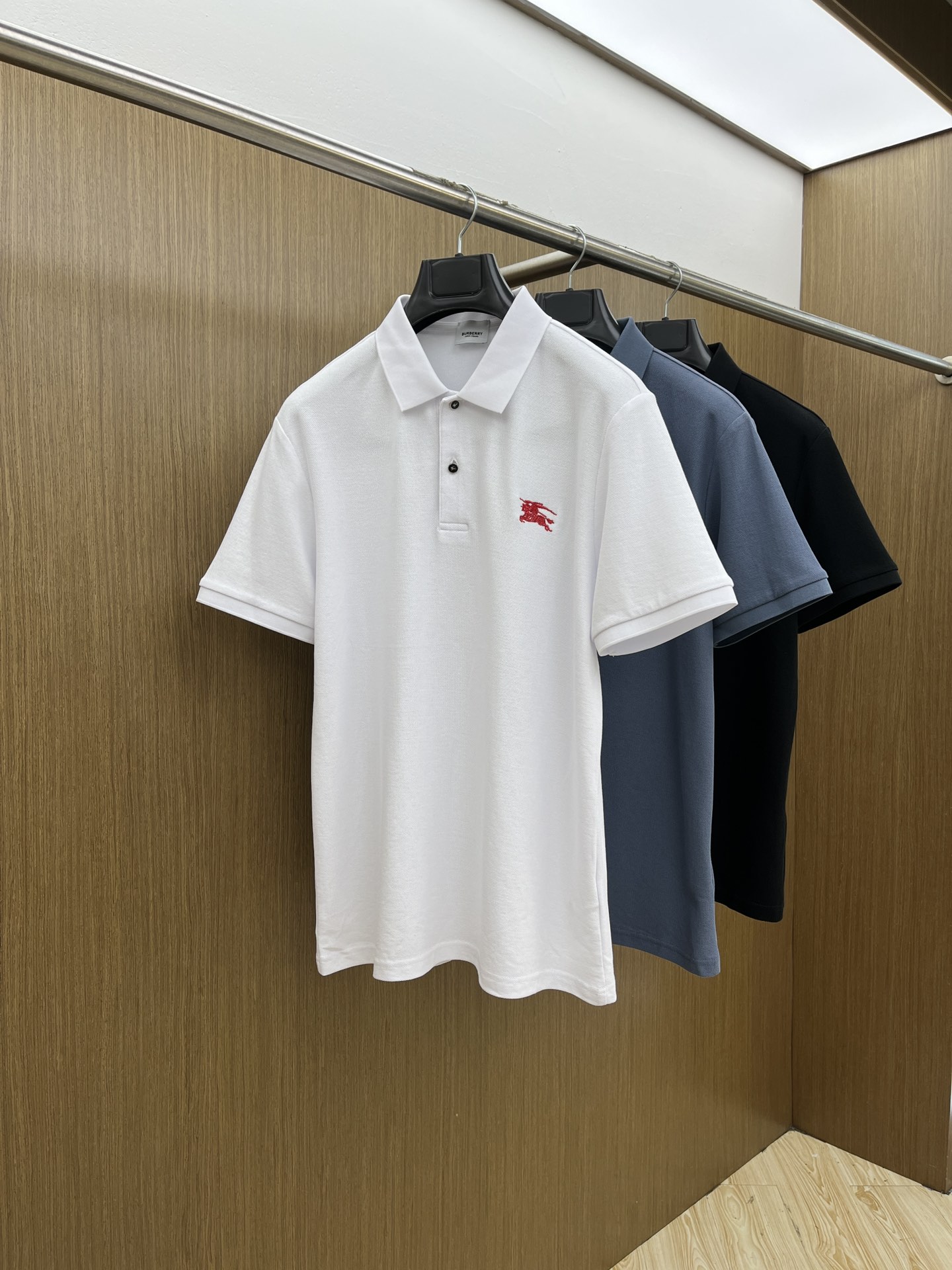 NO:443194,New BBR Spring and Summer New Men's Short-Sleeve Polo Shirt, the latest brand design elements!  Neither monotonous nor complicated, it shows taste just right!  Customer-supplied top-quality custom bead flooring fabrics!  Comfortable, sweat-absorbing and breathable, the unique high-end fabric presents a simple and elegant temperament!  Clarinet plaid pattern design!  Leather logo pattern design on chest!  Full three-dimensional! Standard cutting design!  Every detail is a reflection of high-end fashion. FDL size: M-4XL, T-shirt, alexander wang19860909新款 BBR 春夏新款男士短袖Polo衫,品牌最新设计元素！既不单调也不复杂,恰到好处的展现品味！客供顶级定制珠地棉面料！舒适吸汗透气根本不在话下,面料独具的高奢感呈现简约优雅气质！领口格子图案设计！胸前皮革logo图案设计！饱满立体!标准裁剪设计！每一处细节都是与高端时尚同步的体现fdl 尺码:M-4XL,,T-shirt,alexander wang,Men's clothing