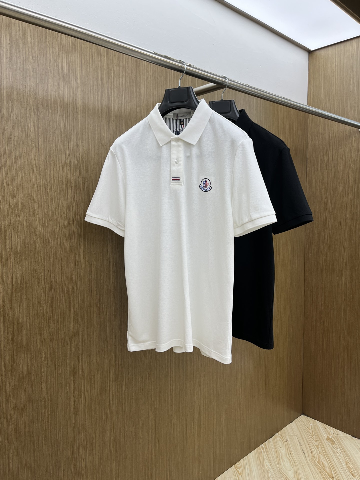 NO:443206,New MON Spring and Summer New Men's Short-sleeved Polo Shirt, the latest brand design elements!  Neither monotonous nor complicated, it shows taste just right!  Customer-supplied top-quality custom bead flooring fabrics!  Comfortable, sweat-absorbing and breathable, the unique high-end fabric presents a simple and elegant temperament!  Clarinet plaid pattern design!  Leather logo pattern design on chest!  Full three-dimensional! Standard cutting design!  Every detail is a reflection of high-end fashion. FDL size: M-4XL, T-shirt, alexander wang19860909新款 MON 春夏新款男士短袖Polo衫,品牌最新设计元素！既不单调也不复杂,恰到好处的展现品味！客供顶级定制珠地棉面料！舒适吸汗透气根本不在话下,面料独具的高奢感呈现简约优雅气质！领口格子图案设计！胸前皮革logo图案设计！饱满立体!标准裁剪设计！每一处细节都是与高端时尚同步的体现fdl 尺码:M-4XL,,T-shirt,alexander wang,Men's clothing