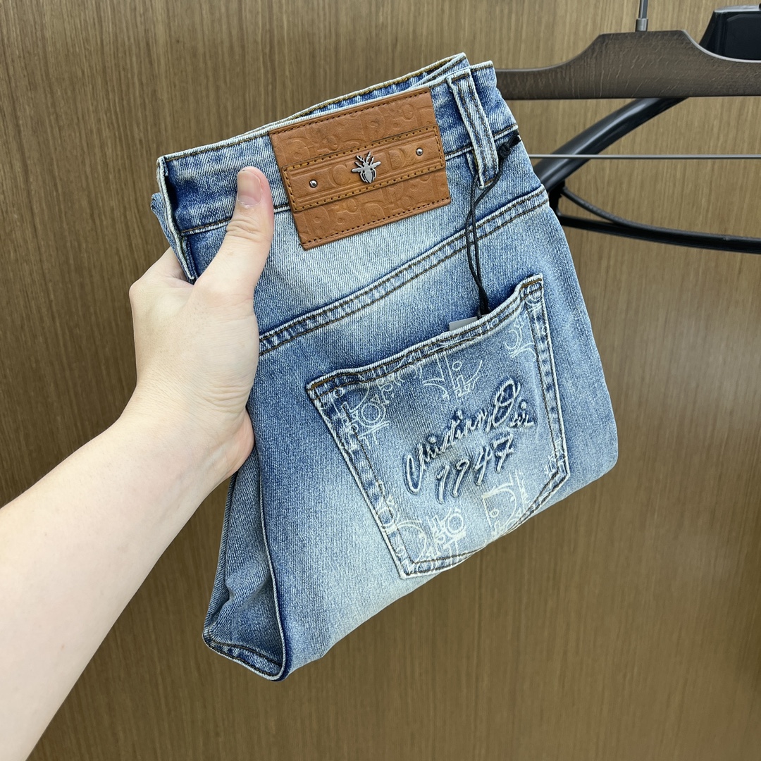 NO:481471,New product CD, high-end customization, the latest jeans in early spring 2025, are released simultaneously on the counter, original customization reproduction, customer-supplied hardware and accessories, original quality, imported denim fabric heavy-duty washing, boutique leather brand, fine workmanship wiring, excellent upper body!  FAM preferred single product number 30-38 no 35.37, jeans, alexander wang19860909新品 CD 高端定制、2025早春最新款牛仔裤 柜台同步发售 原版定制复刻 客供五金辅料 原单品质 进口牛仔面料重工洗水 精品皮牌 做工走线精细 上身绝佳！fam优选单品 码数30-38无35.37,,jeans,alexander wang,Men's clothing