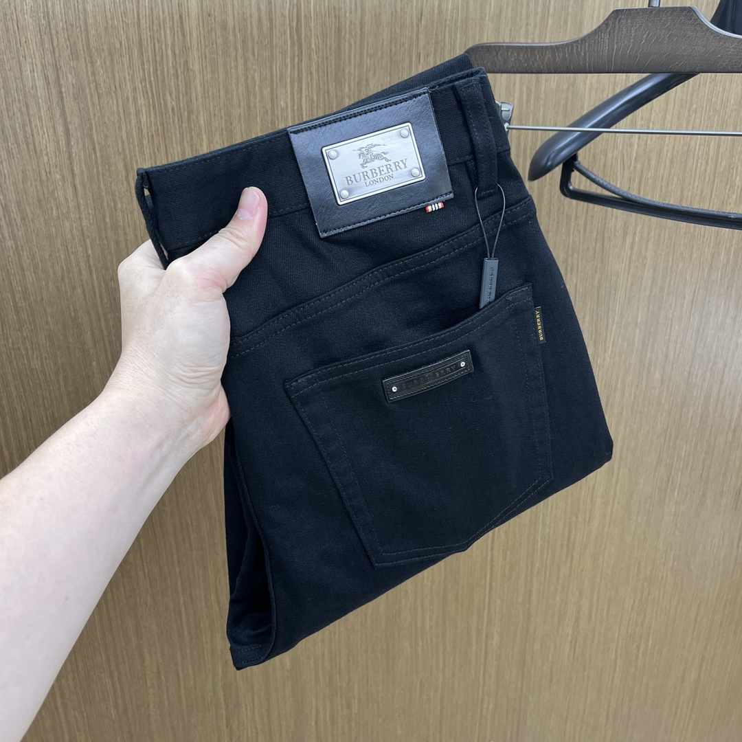 NO:463447,New product BBR high-end customization, the latest jeans in early spring 2025 are released simultaneously on the counter. Original customization replica. Customer-supplied hardware and accessories. Original quality. Imported denim fabric heavy-duty washing. Boutique leather brand. Fine workmanship and excellent upper body!  FAM preferred single product number 30-38 no 35.37, jeans, alexander wang19860909新品 BBR 高端定制、2025早春最新款牛仔裤 柜台同步发售 原版定制复刻 客供五金辅料 原单品质 进口牛仔面料重工洗水 精品皮牌 做工走线精细 上身绝佳！fam优选单品 码数30-38无35.37,,jeans,alexander wang,Men's clothing