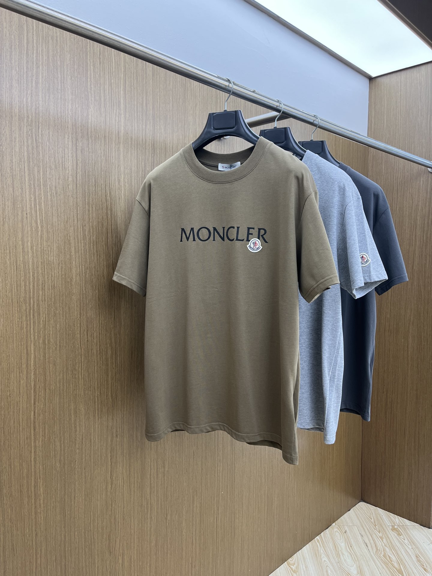 新品 Mon 🔥春夏新款男女同款👫短袖圆领T恤，极具个性高级风，标志logo印花工艺设计！定制纯棉面料！