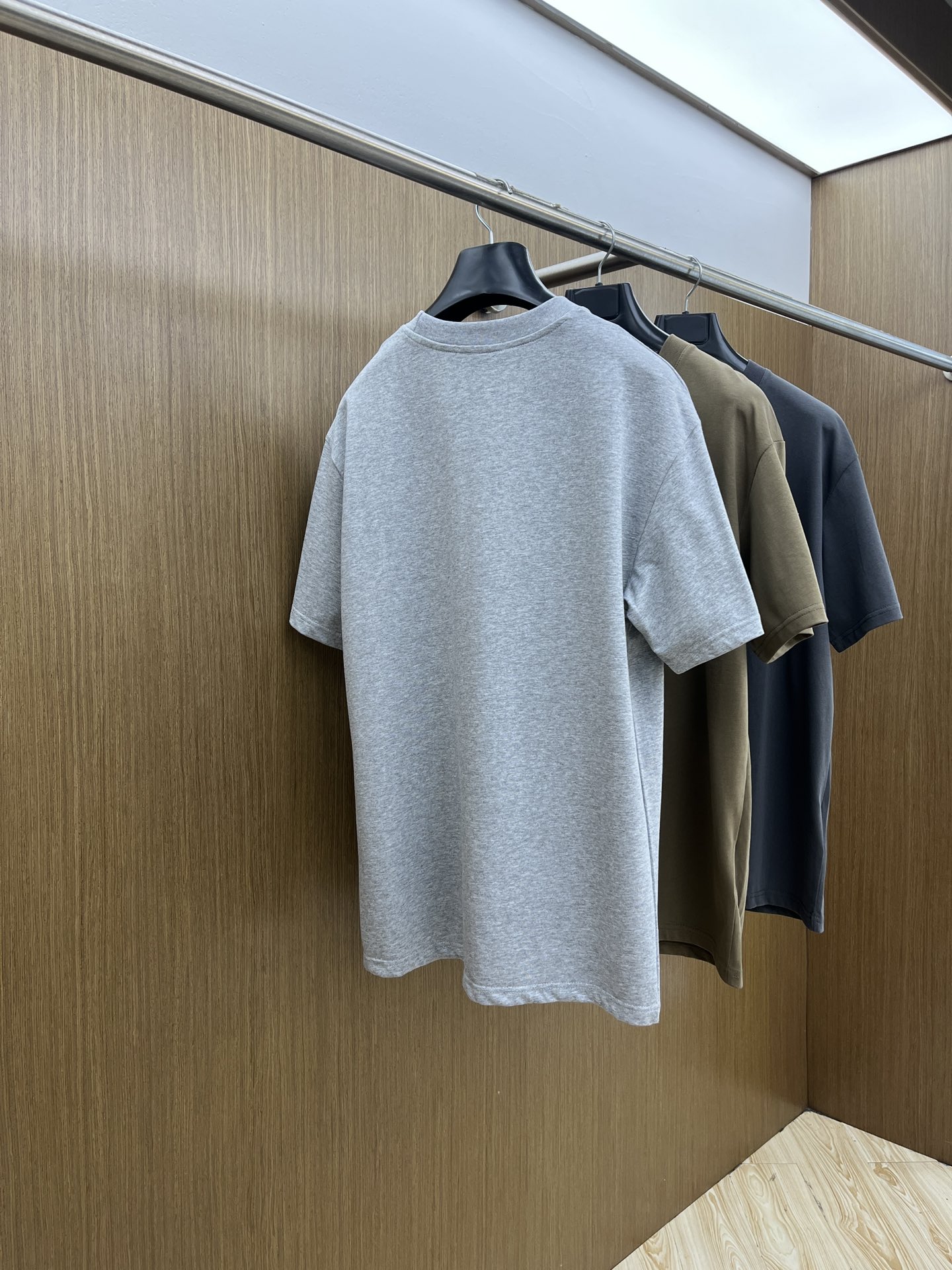 新品 Mon 🔥春夏新款男女同款👫短袖圆领T恤，极具个性高级风，标志logo印花工艺设计！定制纯棉面料！