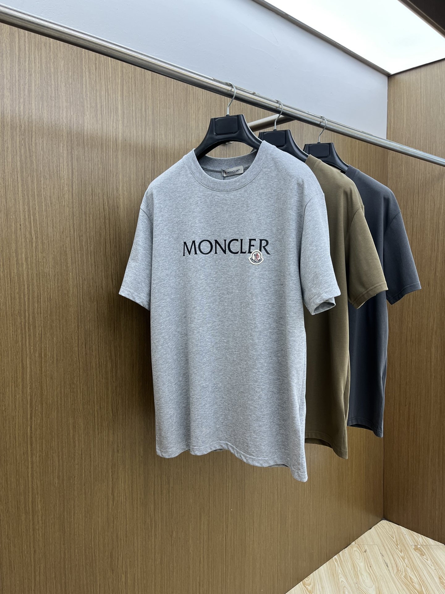 NO:515051,New product Mon Spring and summer new short-sleeved round-neck T-shirt for men and women, with a very high-end style, logo printing craftsmanship design!  Custom made cotton fabric!  A simple and high-end fashion item, a fashion product with very high-end outfit charm, a must-have for fashion trends!  Fzg three standards are complete!  !  Color picture color Size S M L XL Loose style, T-shirt,tees, t-shirt,alexander wang19860909新品 Mon 春夏新款男女同款短袖圆领T恤,极具个性高级风,标志logo印花工艺设计！定制纯棉面料！一款简约高级的时尚单品,穿搭魅力十分高级不俗的时尚产物 ,时尚潮流必备单品！fzg三标齐全！！ 颜色图片颜色 尺码S M L XL 宽松版型,,T-shirt,tees，t-shirt,alexander wang,Men's clothing