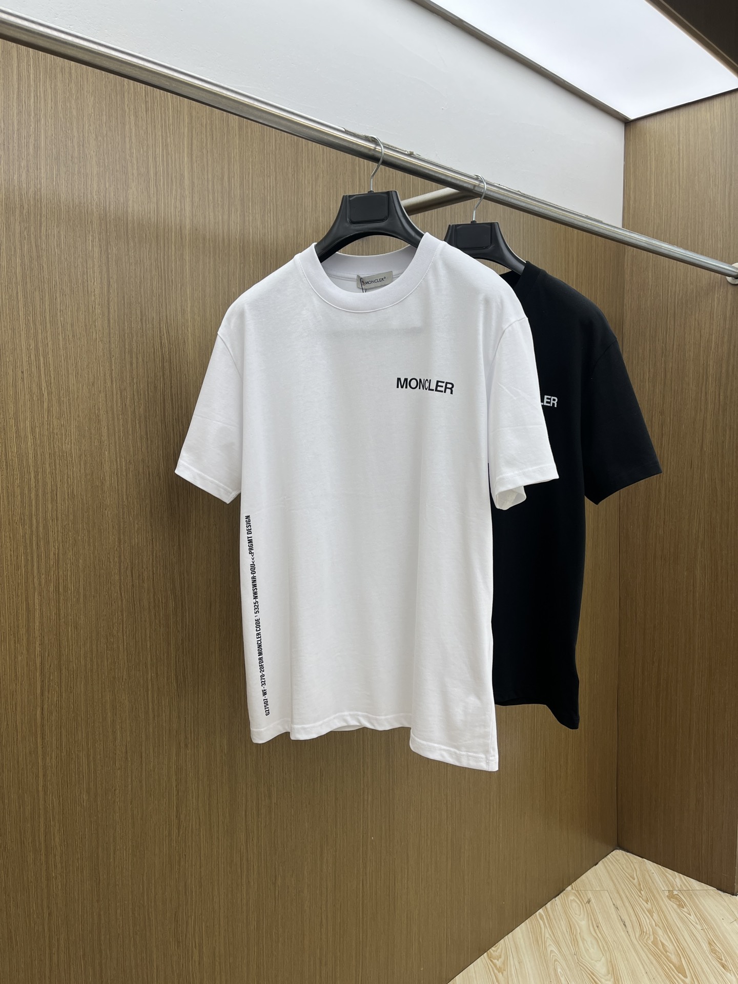 NO:447370,New product Mon Spring and summer new short-sleeved round-neck T-shirt for men and women, with a very high-end style, logo printing craftsmanship design!  Custom made cotton fabric!  A simple and high-end fashion item, a fashion product with very high-end outfit charm, a must-have for fashion trends!  Fzg three standards are complete!  !  Color picture color Size S M L XL Loose style, T-shirt,tees, t-shirt,alexander wang19860909新品 Mon 春夏新款男女同款短袖圆领T恤,极具个性高级风,标志logo印花工艺设计！定制纯棉面料！一款简约高级的时尚单品,穿搭魅力十分高级不俗的时尚产物 ,时尚潮流必备单品！fzg三标齐全！！ 颜色图片颜色 尺码S M L XL 宽松版型,,T-shirt,tees，t-shirt,alexander wang,Men's clothing